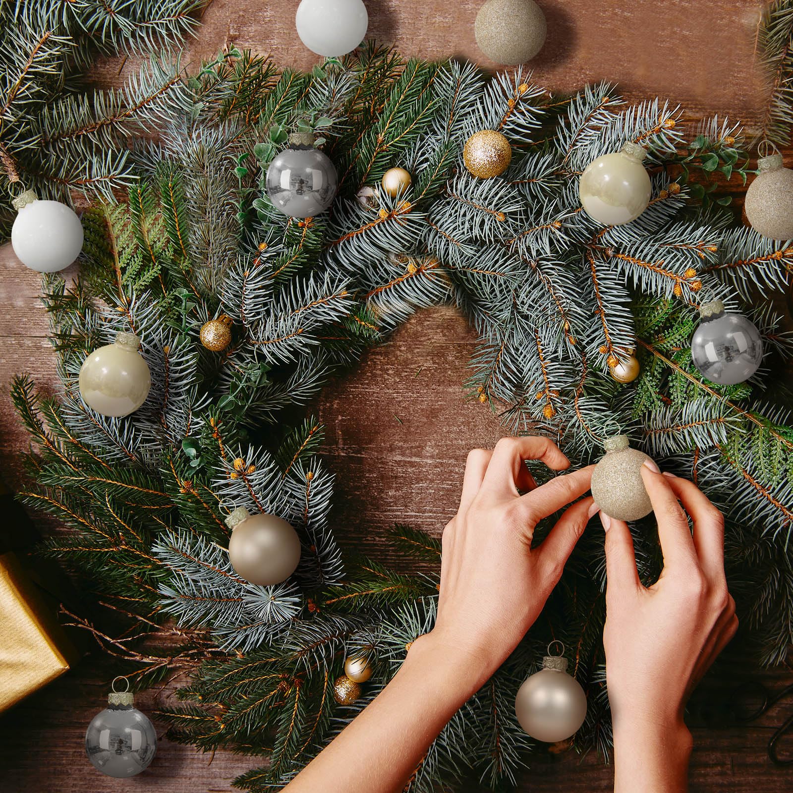 Soulchen 25 mini esferas de Navidad de cristal de 1.57 pulgadas, esferas neutrales para árbol de Navidad, modernas y pequeñas con purpurina, colgante elegante para suministros de fiesta de vacaciones