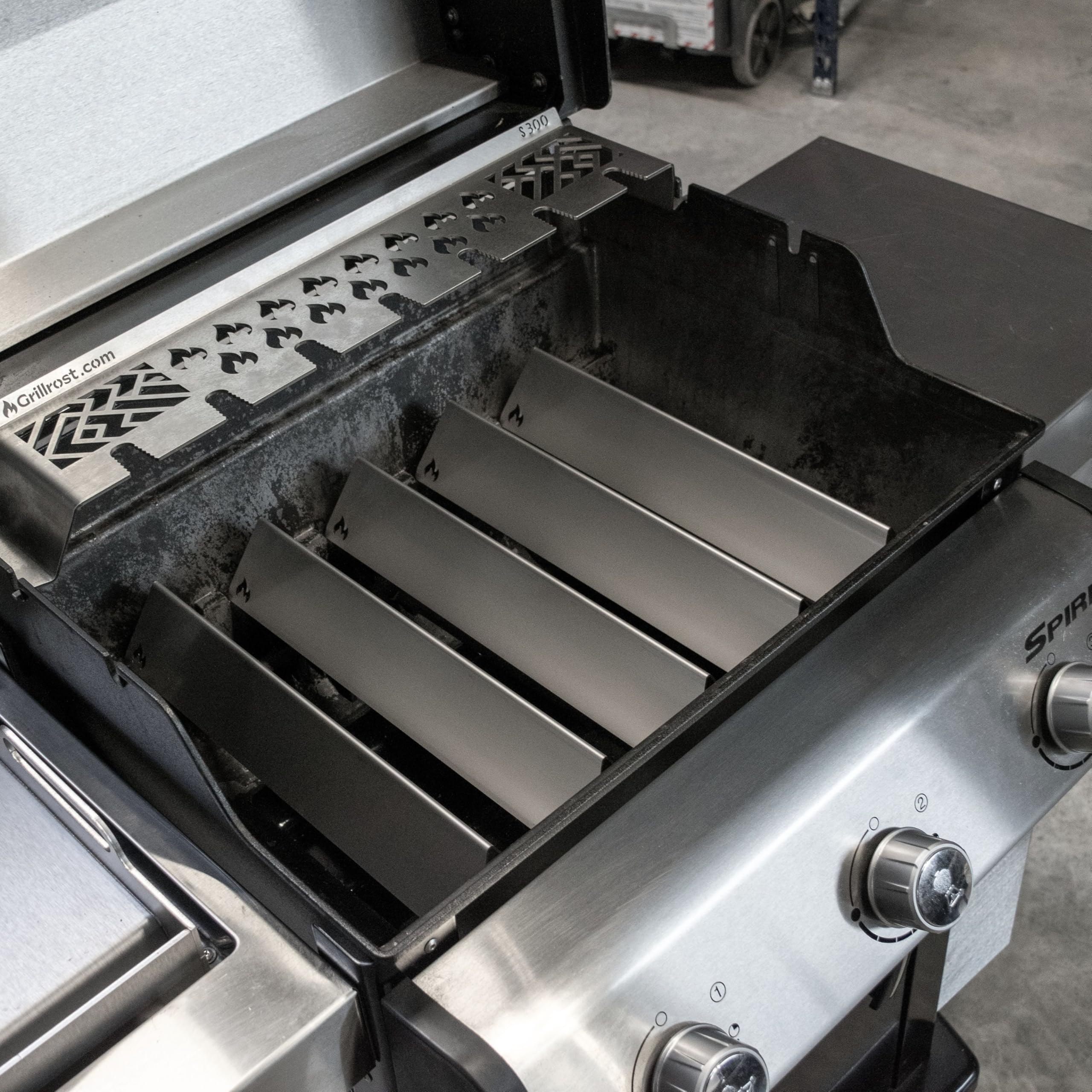 Grillrost.com Das Original Edelstahl Aromaschienen für Weber - Brennerabdeckung für Spirit 300er Serie