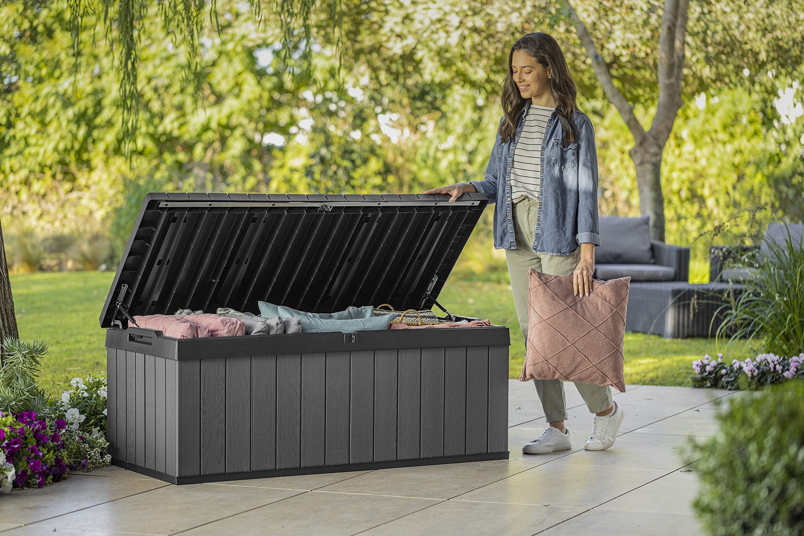 Keter Darwin Auflagenbox, Kissenbox, 380 l, Grau – Hydraulisches Kolbensystem mit Gasdruckfeder für Deckel, Abschließbar, Pflegeleicht, Holzoptik, Polsterbox