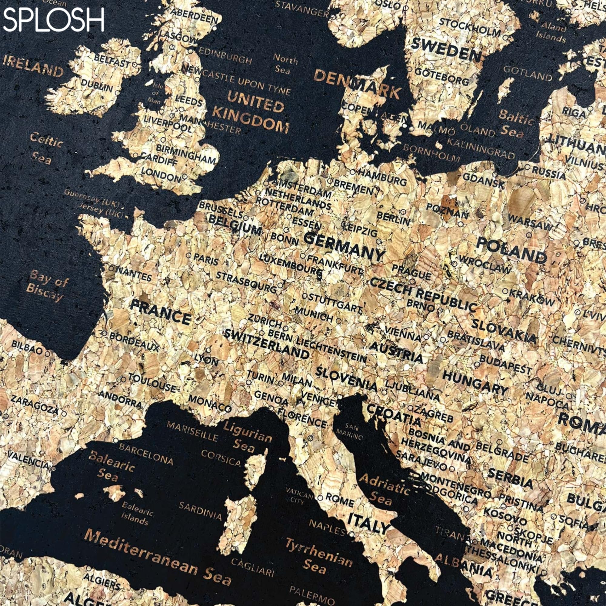 Splosh Carte de l'Europe de Voyage en Liège à Épingler - XL Noir | Carte de l'Europe XL en liège noir à épingler, cadre bois, 100 épingles 3 couleurs, tableau de bureau, 45x31 cm