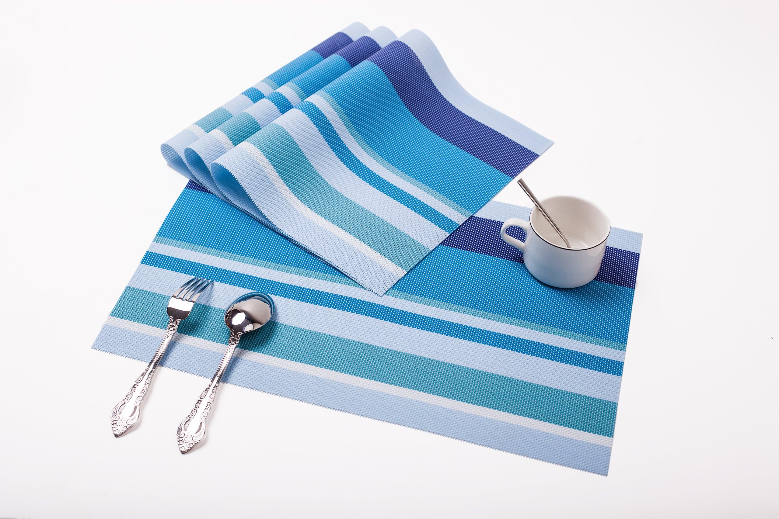 MMORUN Set of 4 Placemats with 4 Free Coasters as Gift,Placemats for Dining Table, Resistant Placemats, Stain Resistant Washable PVC Table Mats,Kitchen Table mats(Blue and Wite)