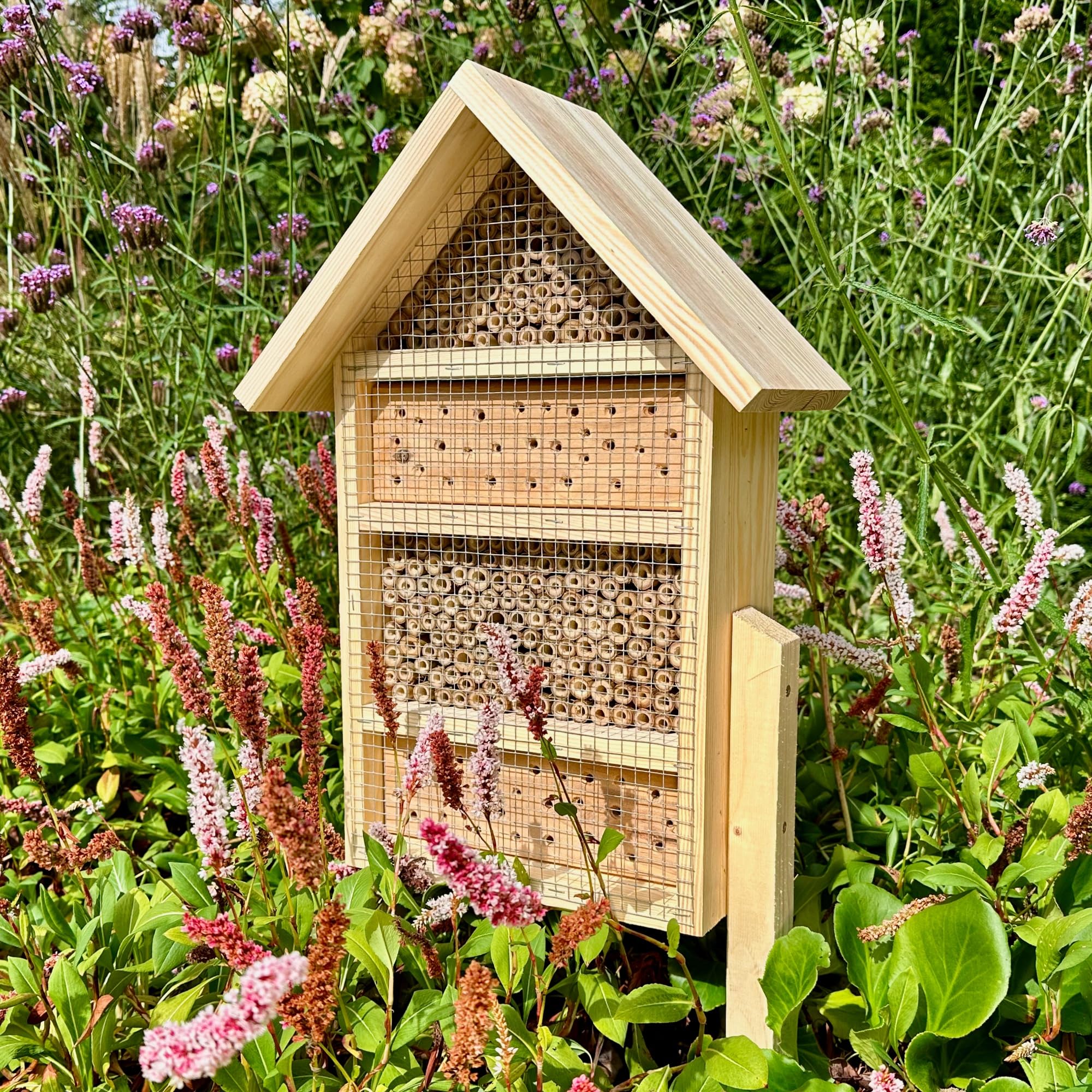 GARTENETAGE DIY Bienenhotel Geschenkset – Natürliches Bienenparadies aus Bambus & Vollholz, Inklusive Blumenwiese Mischung, Einfache Montage, Naturliebhaber