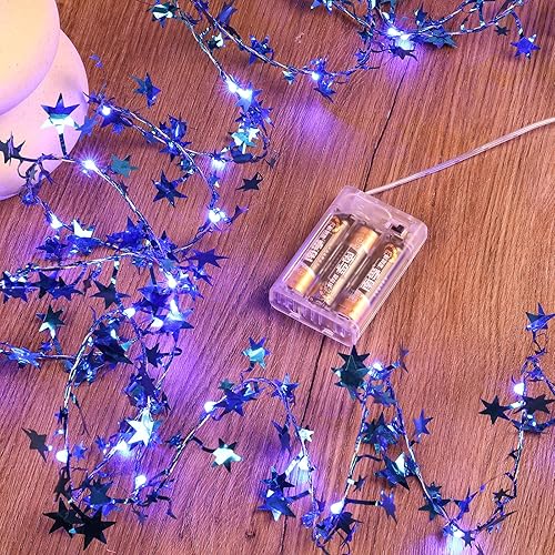 Mikasol Guirnalda de luces azules con pilas, 1 paquete de mini luces LED de alambre plateado de PVC, luces de luciérnaga para dormitorio, Navidad,