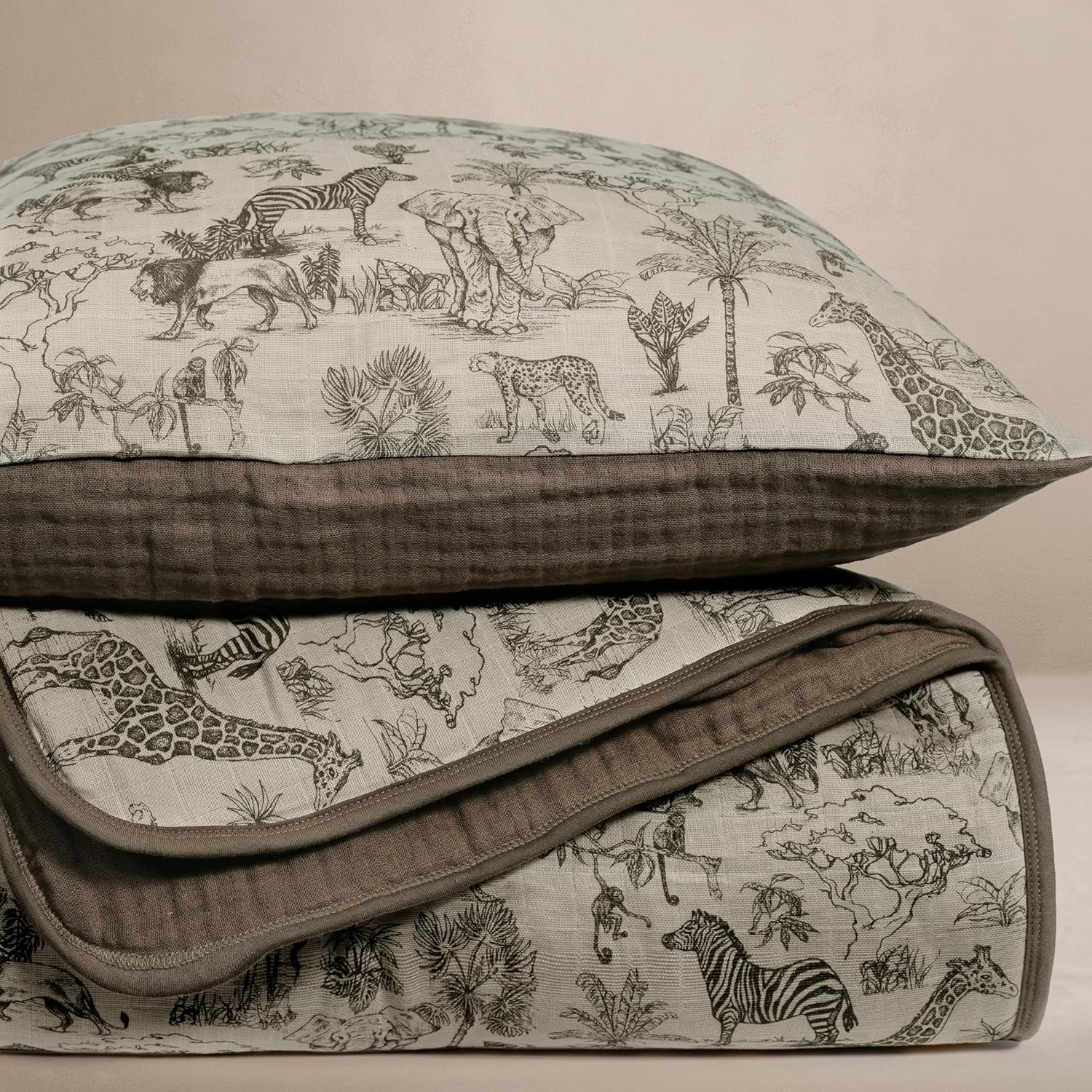 Oilo Safari Crib Quilt & Sham Set – Premium 5‑Layer Organic Cotton Muslin, Lightweight & Breathable Toddler Bed Quilt, Reversible Safari Animal Nursery Bedding (45x60)