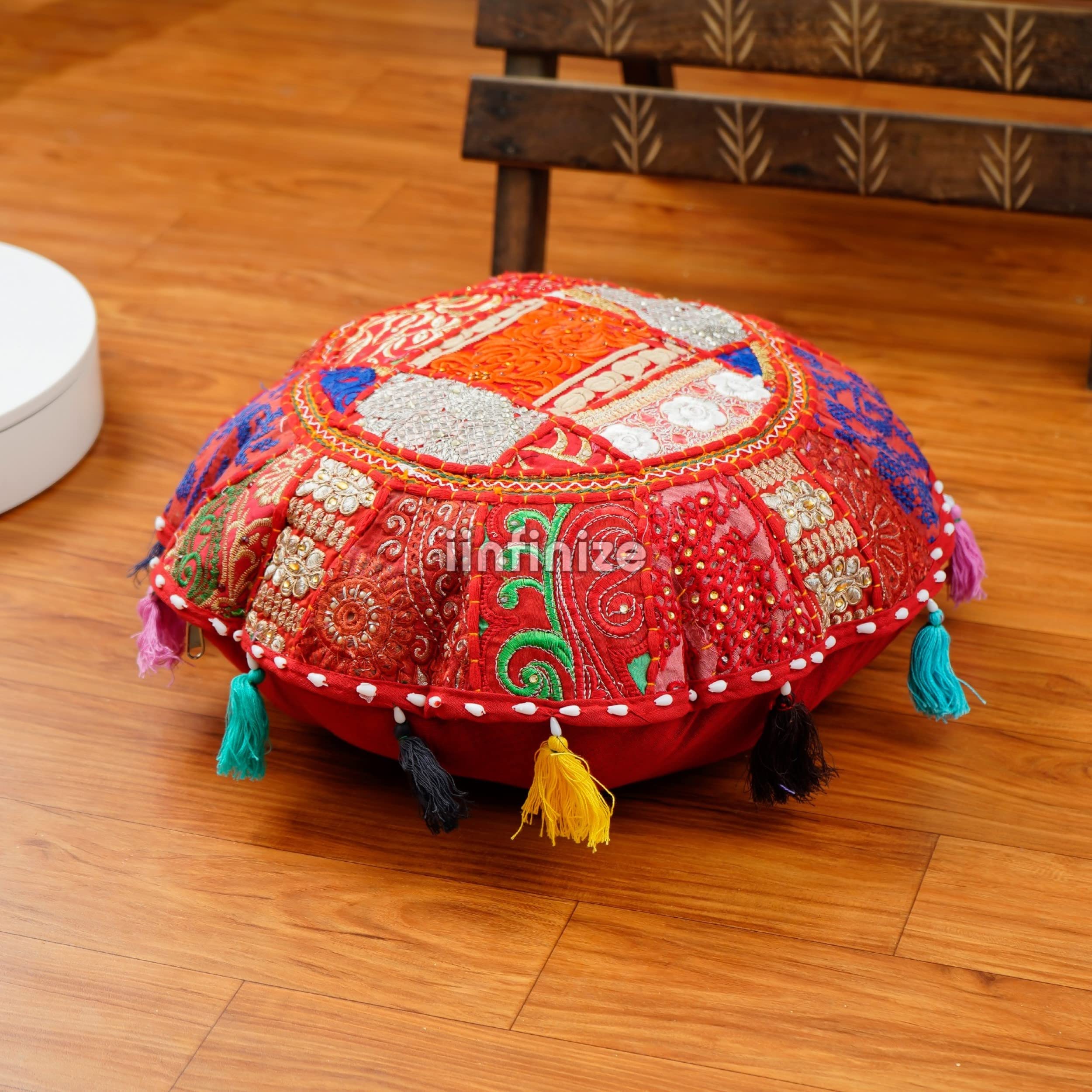 Coussin patchwork ethnique brode main housse de coussin rouge pompons
