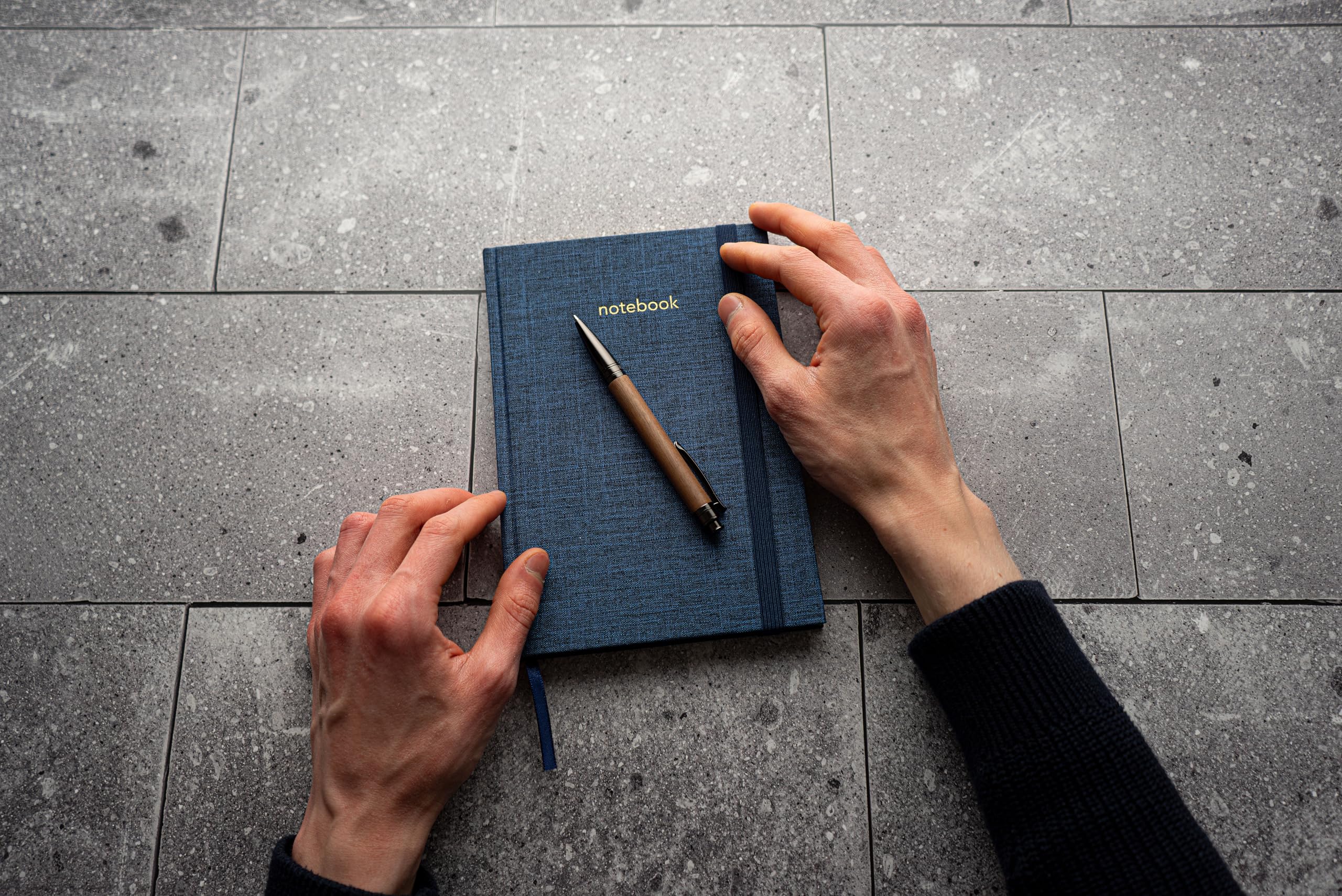 Hörner Boscus Design Kugelschreiber I Walnussholz I Blaue Tinte I Strichstärke M 1 mm I Druckkugelschreiber I Hochwertiges Etui mit Holzkugelschreiber I Stift für Männer und Frauen