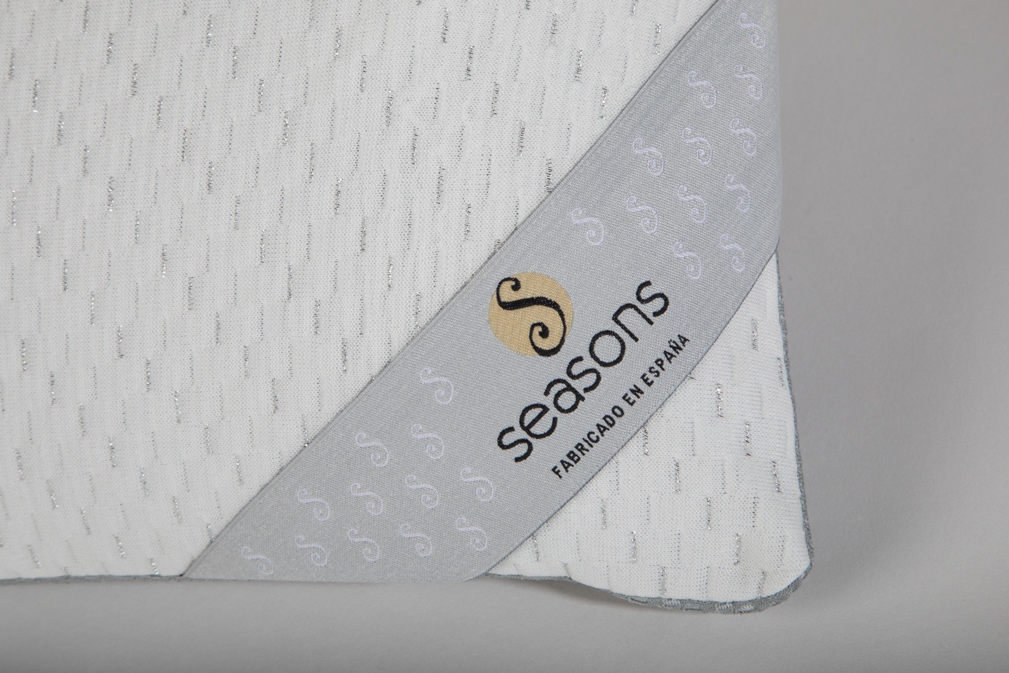 SEASONS - Almohada Viscoelástica de Carbono Activo, 105 cm, Gran Capacidad de Absorción de los Malos Olores, Perforada para Mayor Transpirabilidad, Doble Funda con Cremallera, Fabricado en España