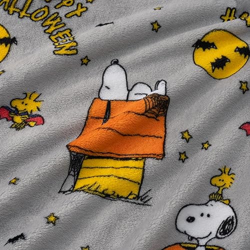 Miniatura 8 de Berkshire Blanket Peanuts VelvetLoft - Manta de felpa de Snoopy de gran tamaño para niños, Peanuts Snoopy y Woodstock Happy Halloween Spooky Chateau