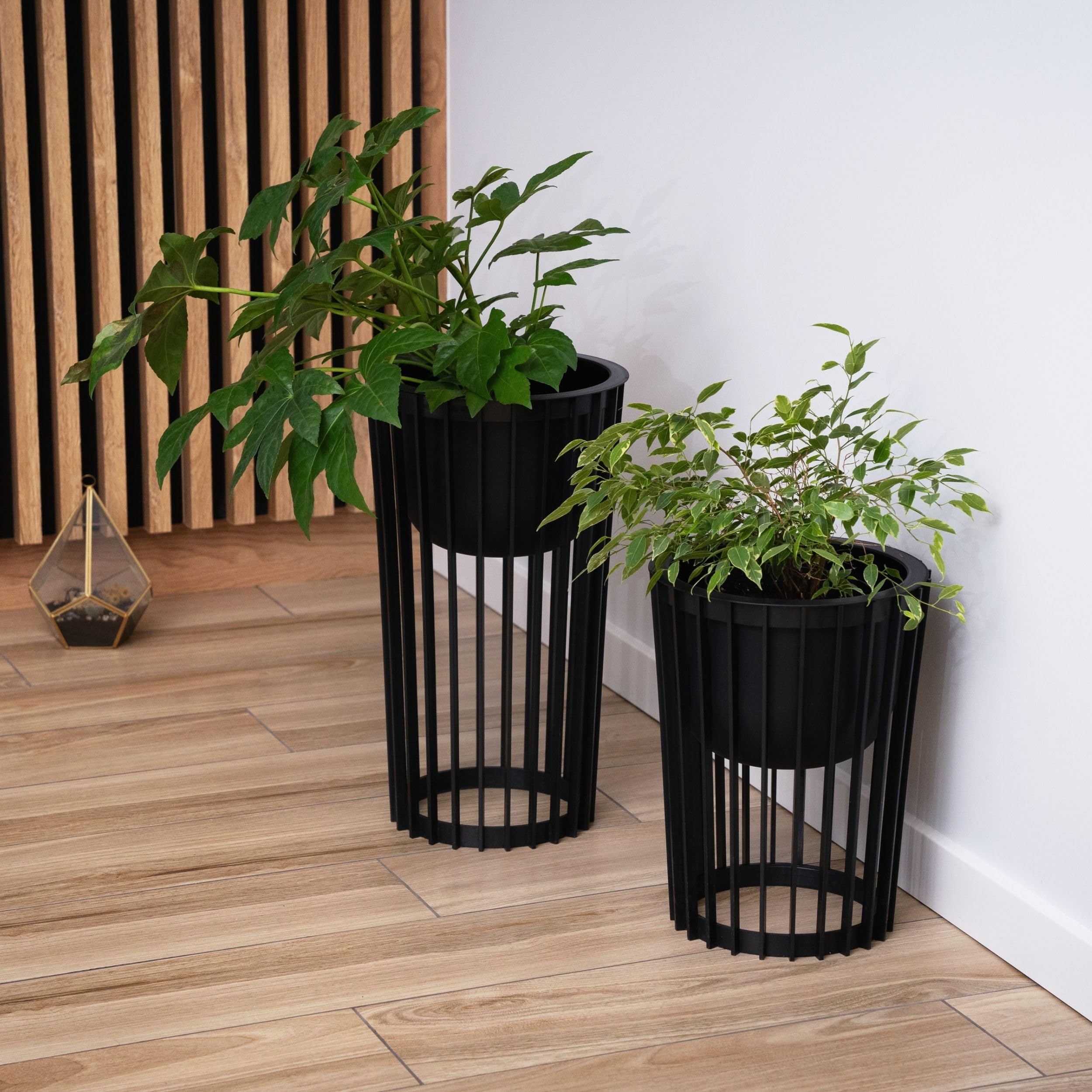 Blumenständer Ø 30 cm x H 54 cm | Pflanzenständer aus robustem Kunststoff, beidseitig verwendbar | Blumenhocker für drinnen und draußen | Pflanzentisch modern und praktisch | Schwarz