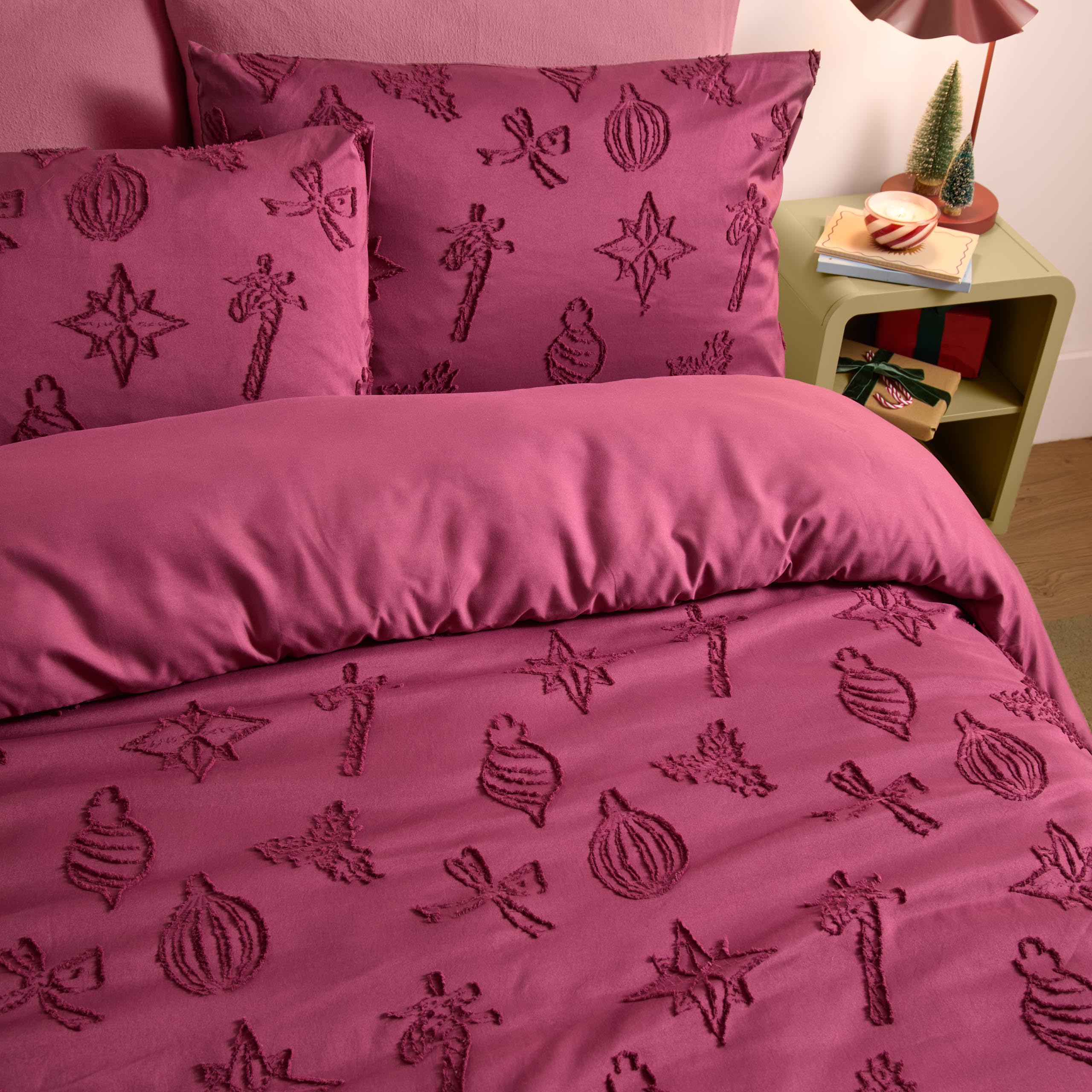furn. Duvet Day Christmas Tufted Duvet Cover Set (Berry - Double)