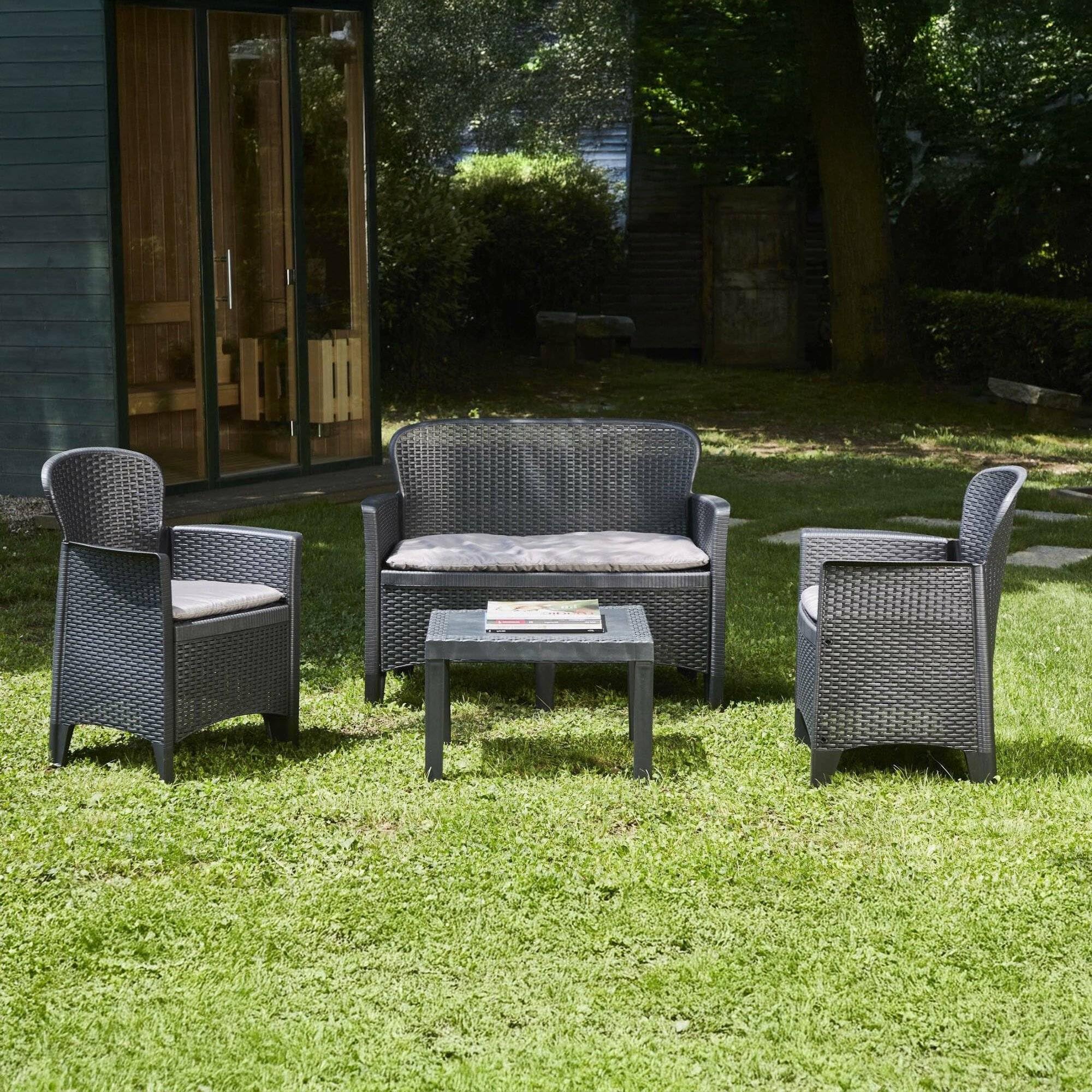 Dmora - Set salon d'extérieur Ostuni, Salon de jardin composé de 2 fauteuils, 1 canapé et 1 table basse, Coin salon effet rotin avec coussins, 100% Made in Italy, Anthracite