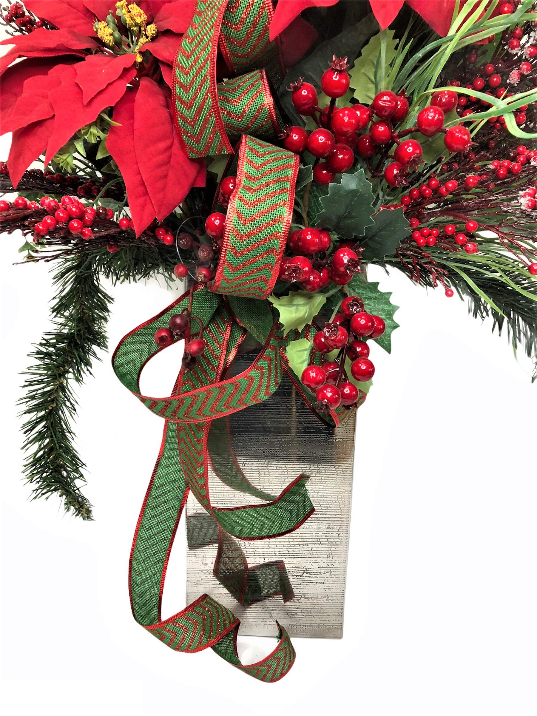LBA Centro Floral navideño. Elaborado en un florero metálico, con Flores secas y Artificiales. Medidas aproximadas totales: 100x55x25 cms.