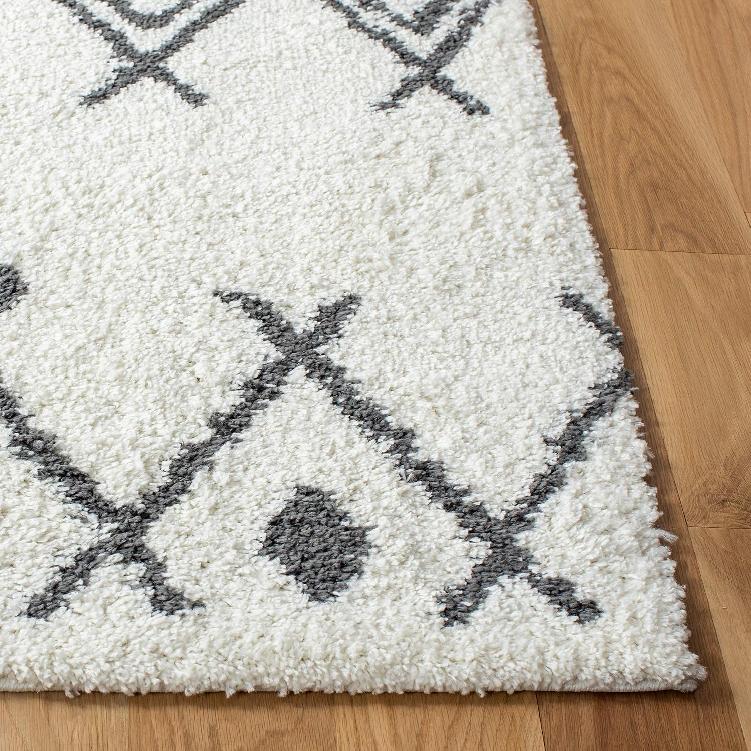 SAFAVIEH Berber Shag Collection 5'5" x 7'7" Cream / Navy BER164D Moroccan Non-Shedding Living Room Bedroom Dining Room Entryway Plush 1.25-inch Thick Area Rug