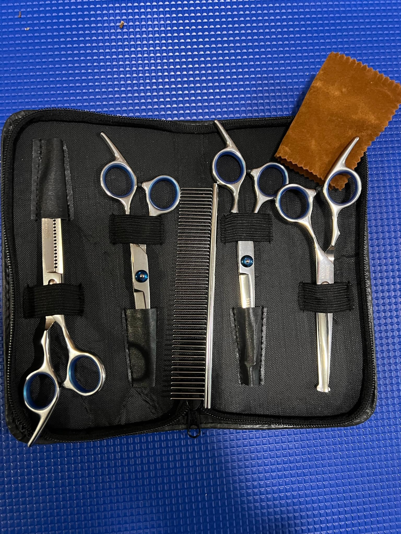 Pet Supplies Professionelle Fellschere für Hunde, 5-teiliges Set mit Etui, 2 x gebogene Scheren, Effilierschere (Mischschere), gerade Schere und Kamm (blau)