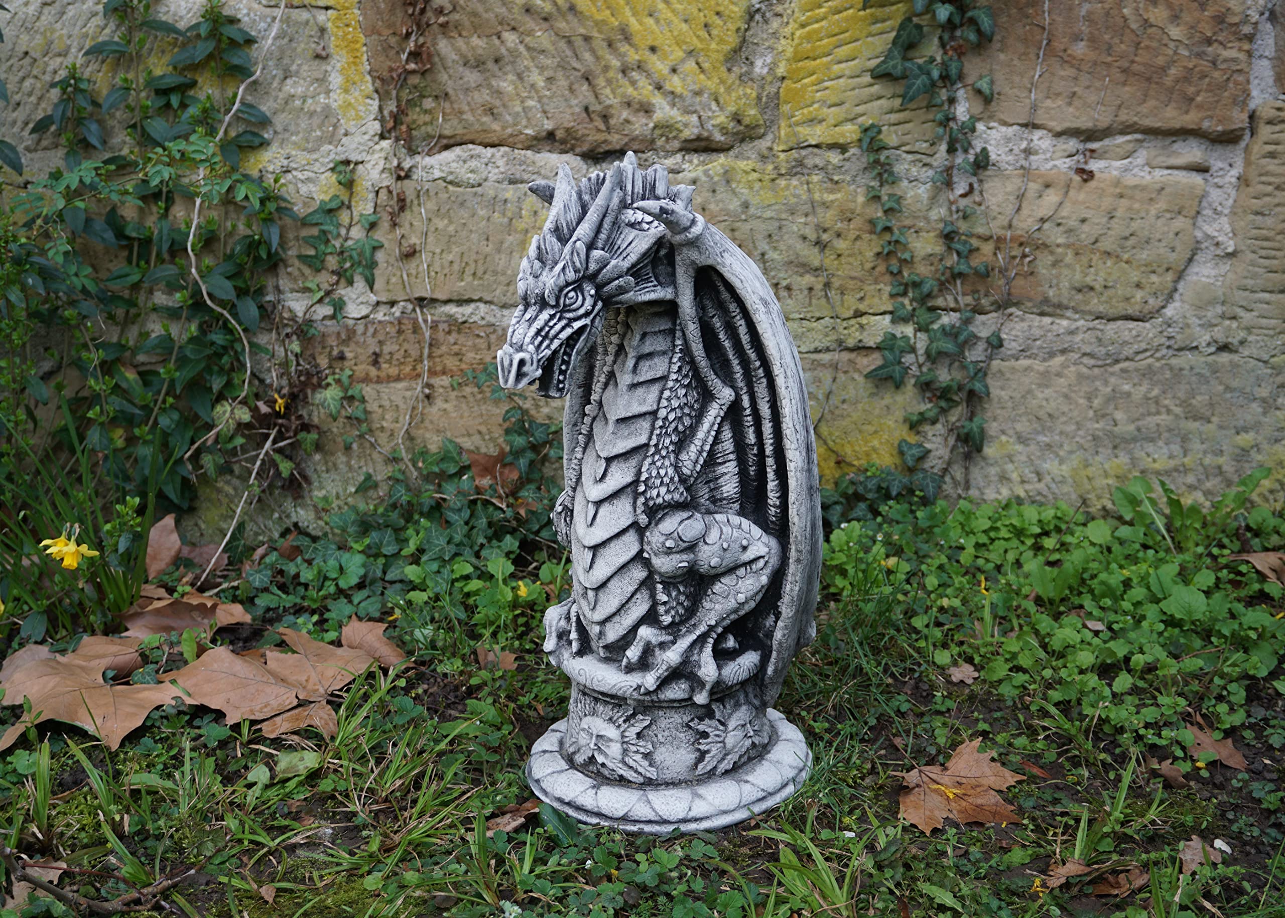 gartendekoparadies.de Alien auf Sockel, Steinfigur, H. 51 cm, 21 kg, Grau, frostsicher aus Steinguss für Außenbereich