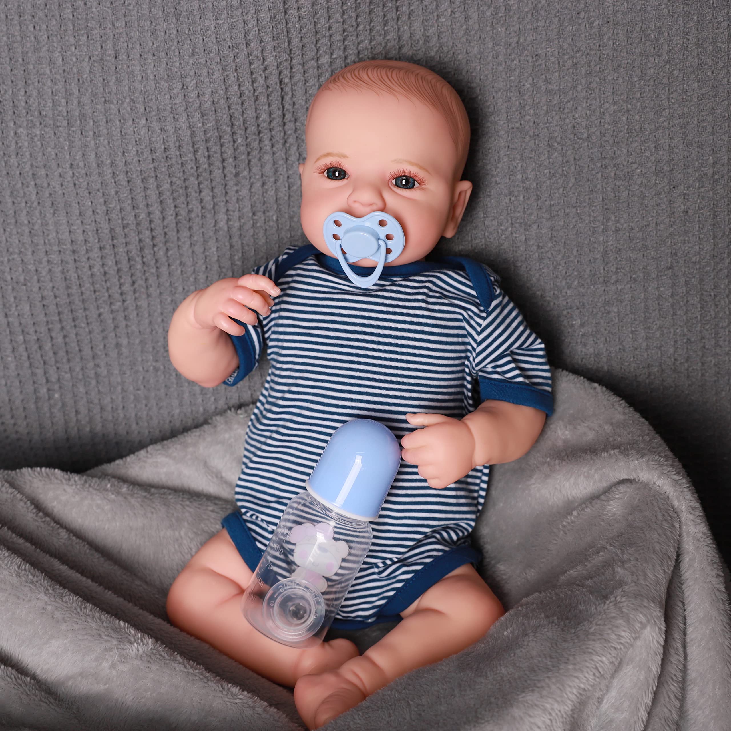 Anano Poupée Reborn Garcon 45CM Bébé Reborn Garçon Silicone Qui Ressemble A des Vrais Bébé Nouveau Né Doux Renaître Poupée Garcon Jouet Corps en Tissu
