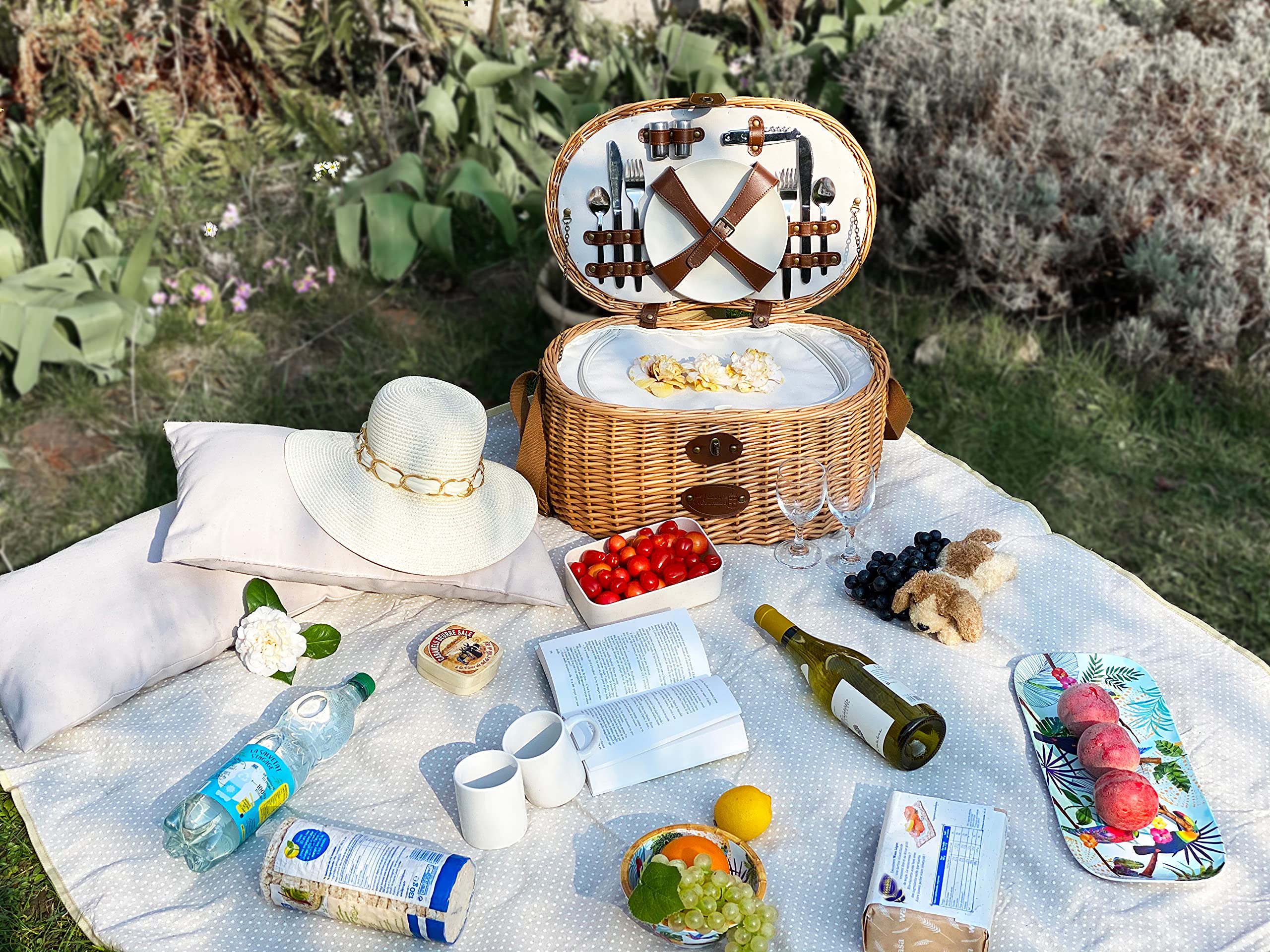 Les Jardins de la Comtesse - Panier Pique-Nique Isotherme Vendôme Naturel - Tressé en Osier pour 4 Personnes - Assiettes Légères/Verres à Vin en Verre/Panier Eco-Responsable - Beige - 47x33x21cm