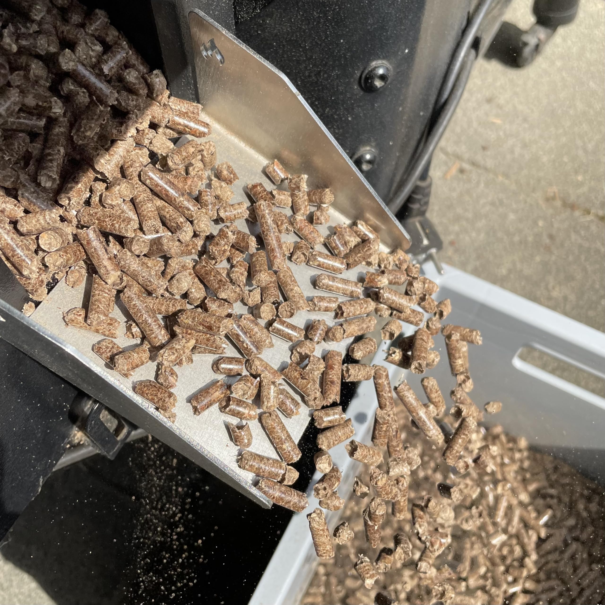 Edelstahl Pelletrutsche | Pellettrichter - magnetisch - das Upgrade für Traeger Pellet-Grills