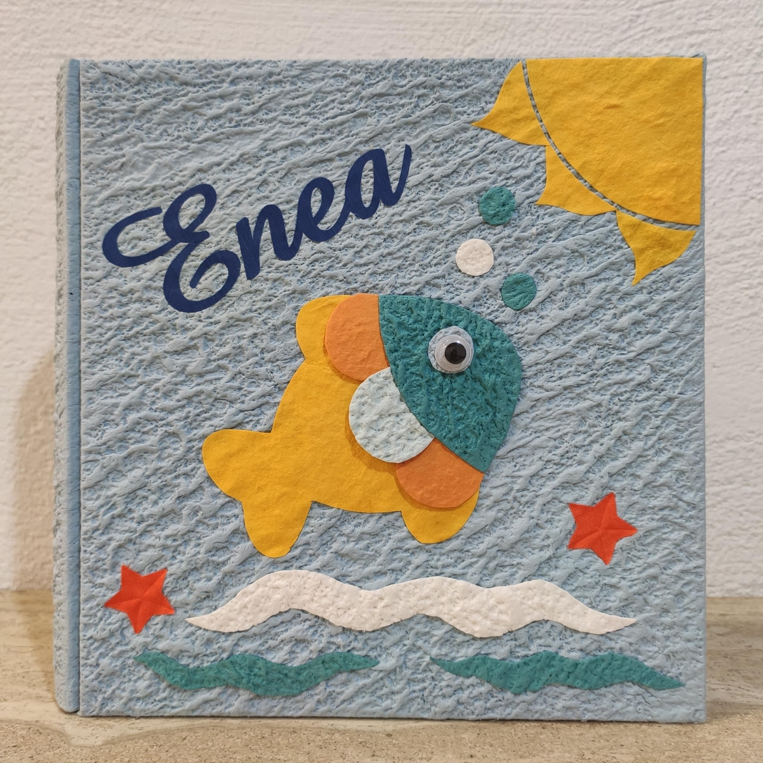Album fotografico artigianale pesciolino e sole in carta luna con nome intagliato in tela personalizzabile regalo nascita battesimo compleanno vacanze estate MADE IN ITALY legnoegrafite