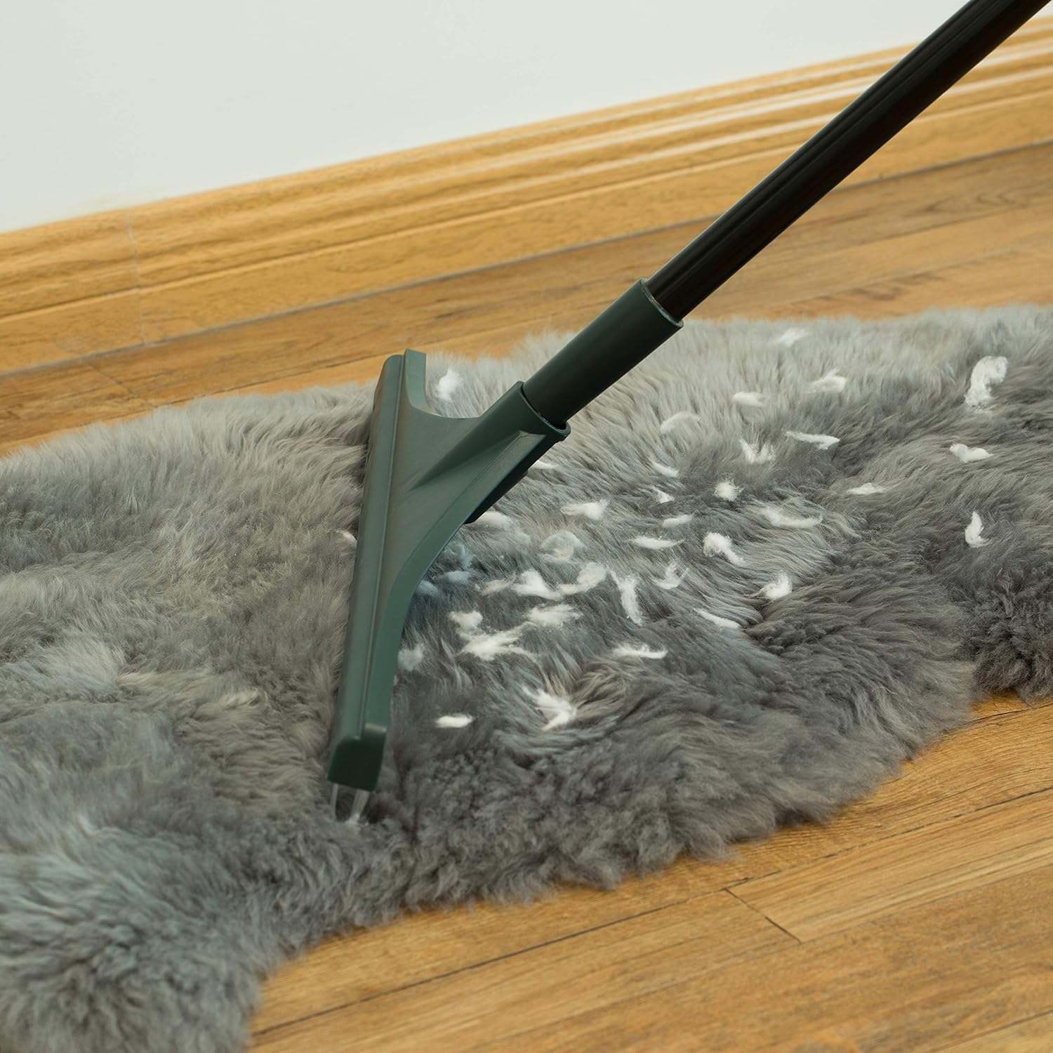 Artificial Turf Garden Carpet Rake with Extendable Lightweight Telescopic Handle,Green