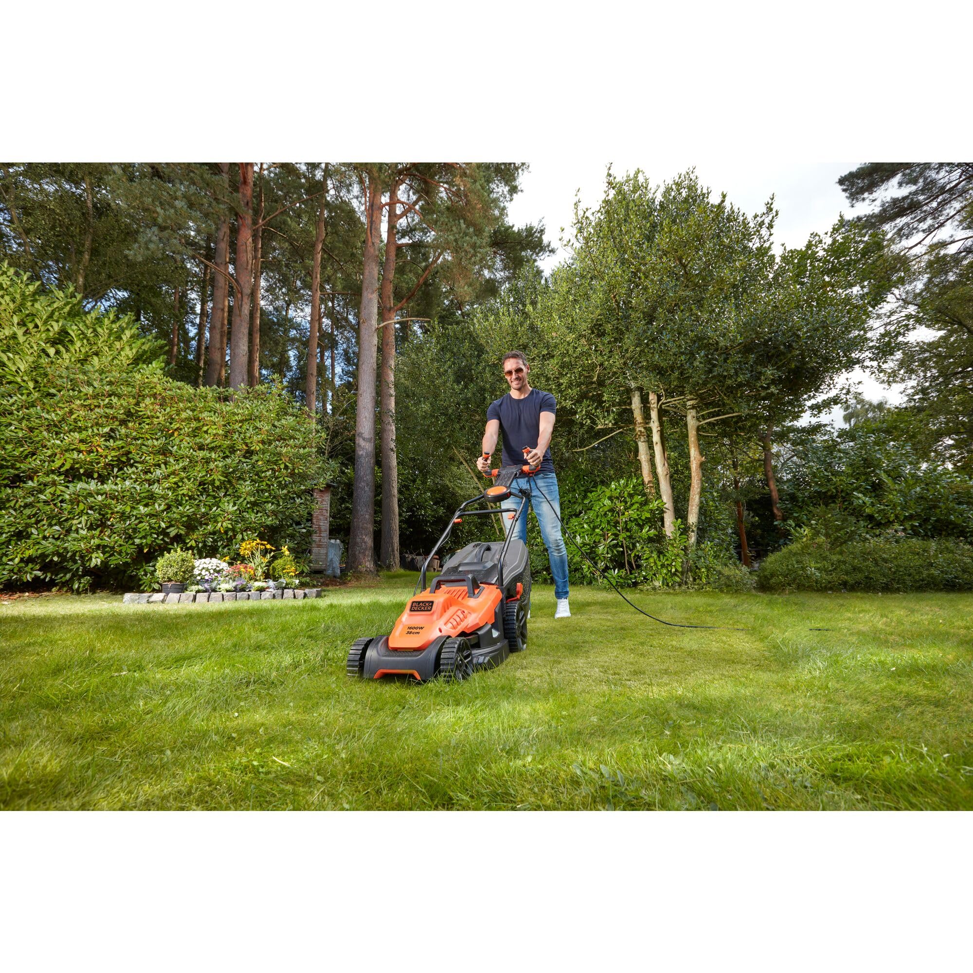 BLACK+DECKER BEMW471ES, Cortacésped eléctrico 1.600W 38 cm, Anchura de Corte de 38 cm, 6 Alturas Ajustables de Corte de 20, 30, 40, 50, 60 y 70 mm, Mango EASYSTEER de 3 Posiciones