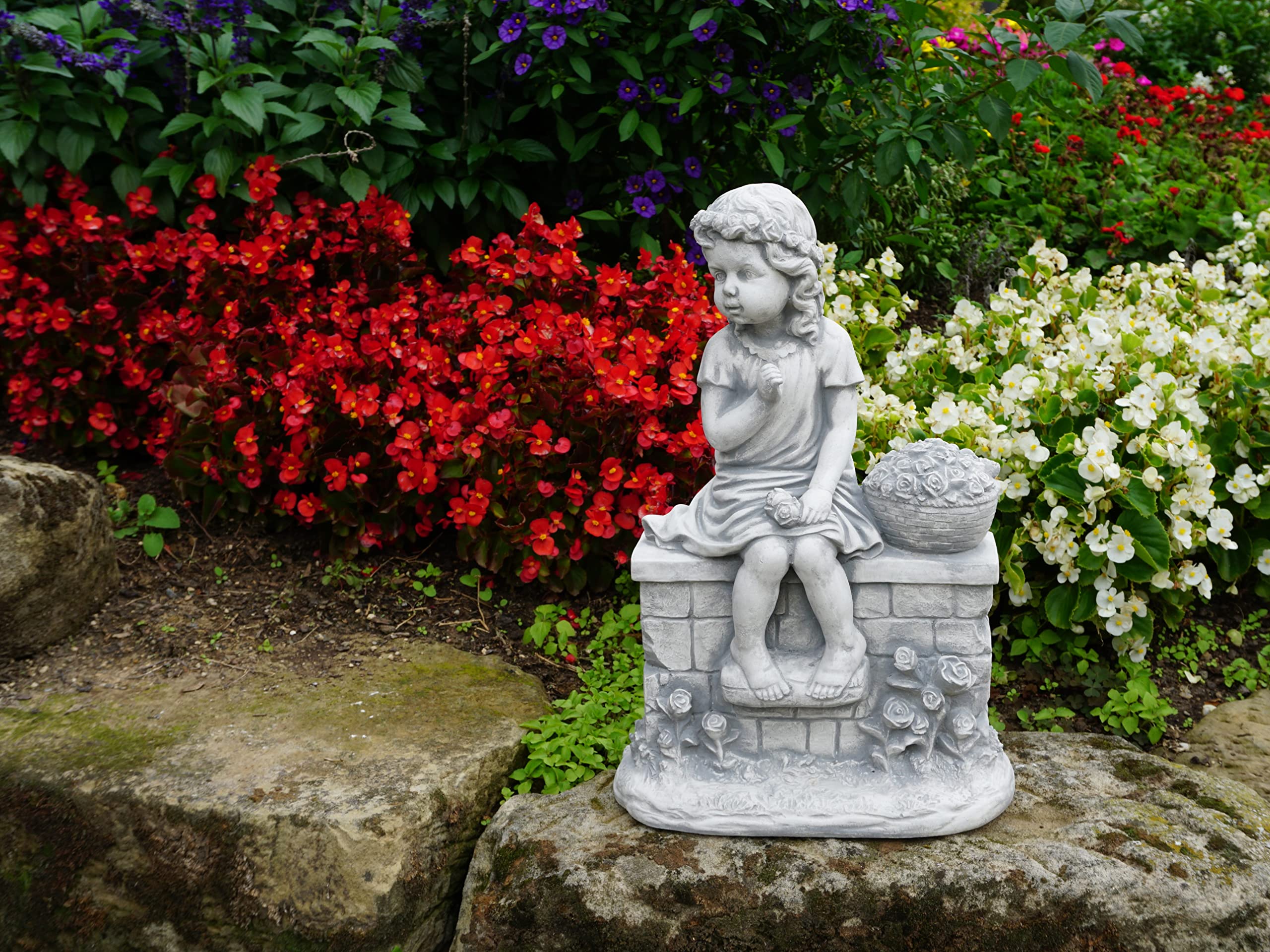 gartendekoparadies.de Mädchen Figur auf der Mauer, Steinfigur H. 49 cm, 18 kg, Grau, frostsicher aus Steinguss für Außenbereich