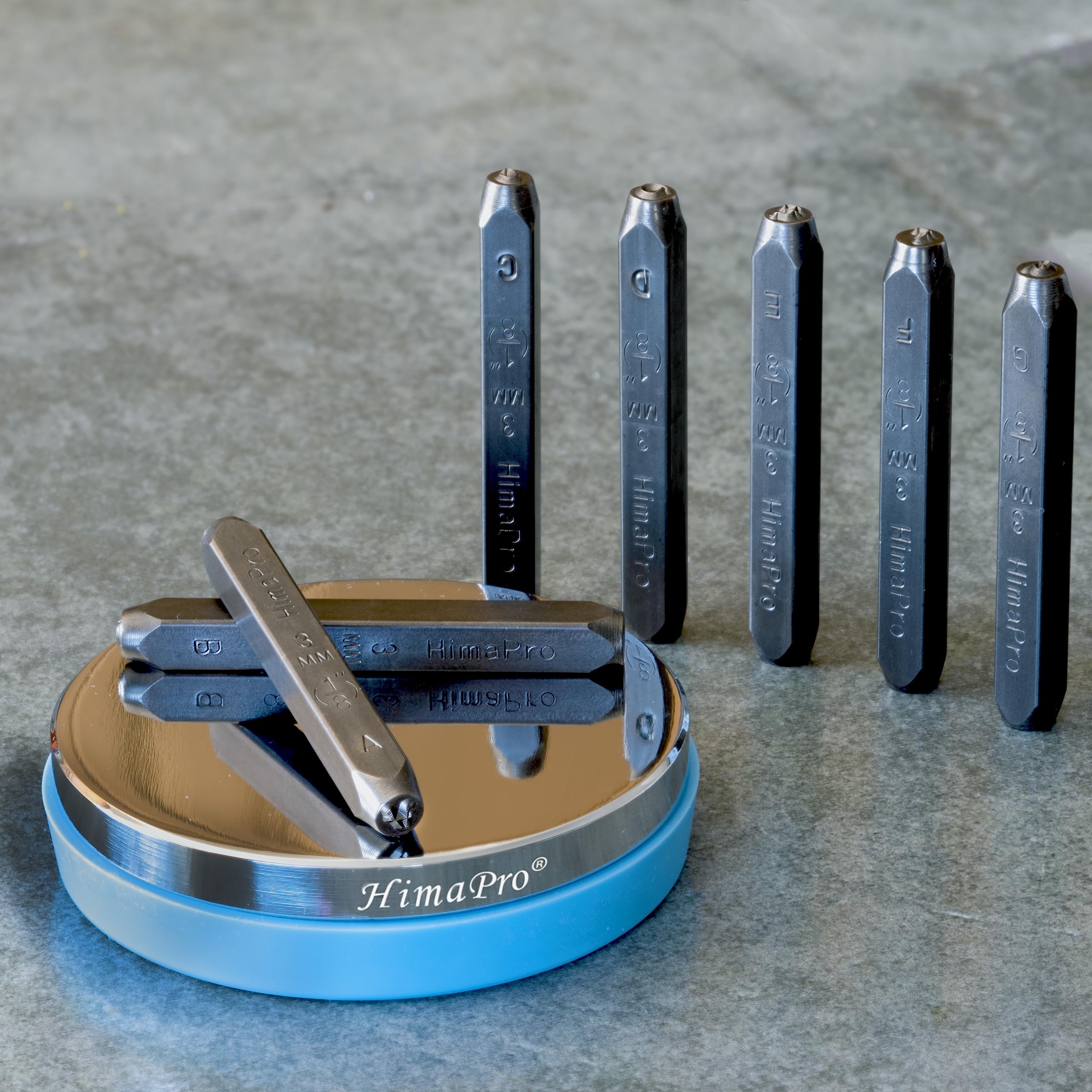 HimaPro Kit de sellos metálicos de 63 piezas de estilo artístico con números y letras ('A'-'Z', a'-'z', 0'-'9') con bloque de banco de acero sin rebote de 3 pulgadas
