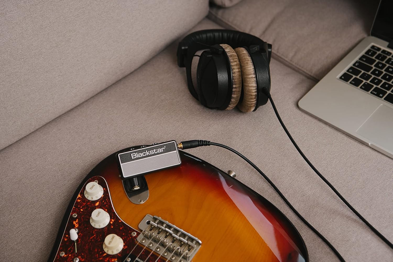 Blackstar AP2FLYGTR connected to headphones and an electric guitar