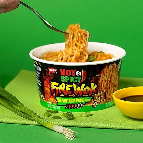 Miniatura 3 de Nissin Hot & Spicy Fire Wok, Sizzlin' Rich Pork, 4.37 onzas (paquete de 6)