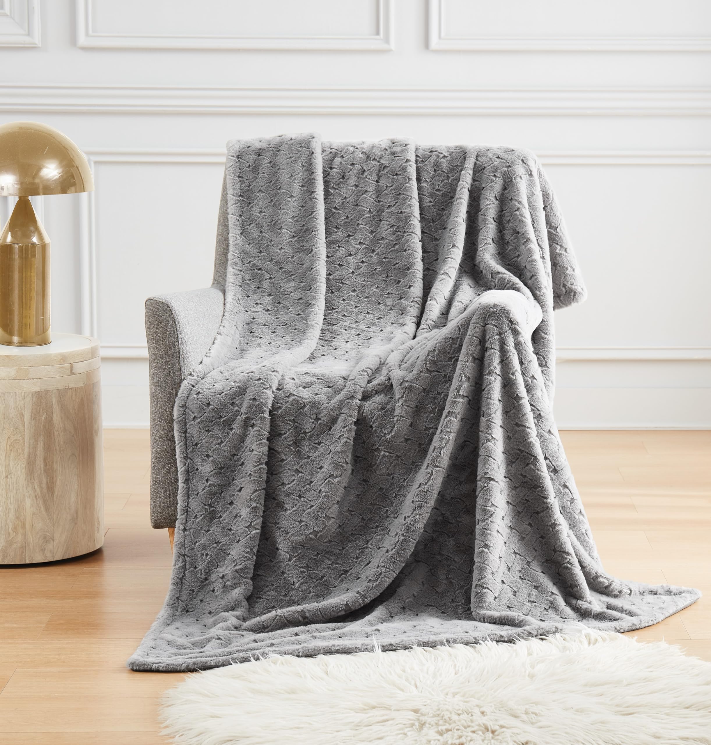 Couvre-lit fausse fourrure Badgley Mischka contre le froid gris