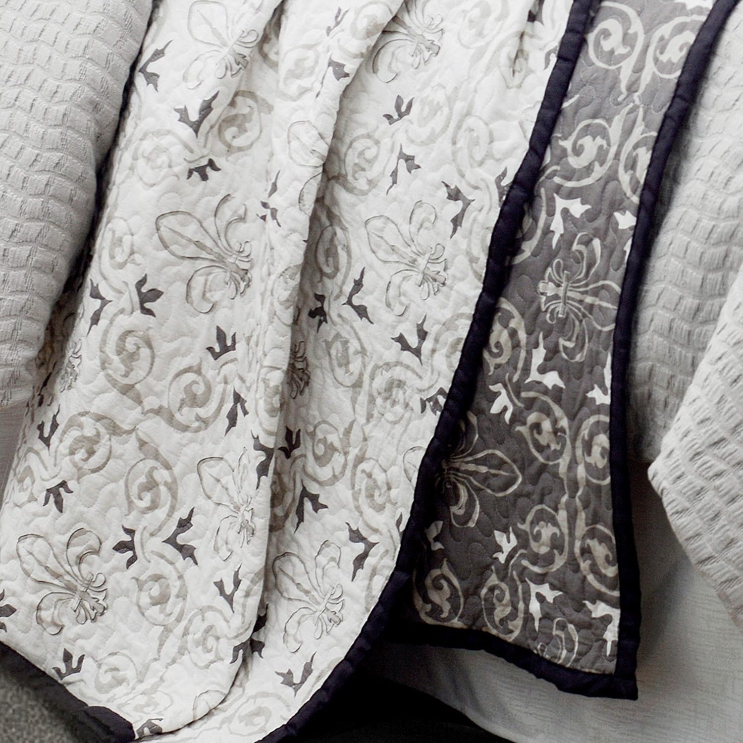 HiEnd Accents Fleur De Lis 2 Piece Quilt Set with Pillow Shams, Twin, Cotton Reversible Luxury Bedding, Lily Pattern Floral Romantic Style Bed Set, 1 Quilt, 1 Pillowcase
