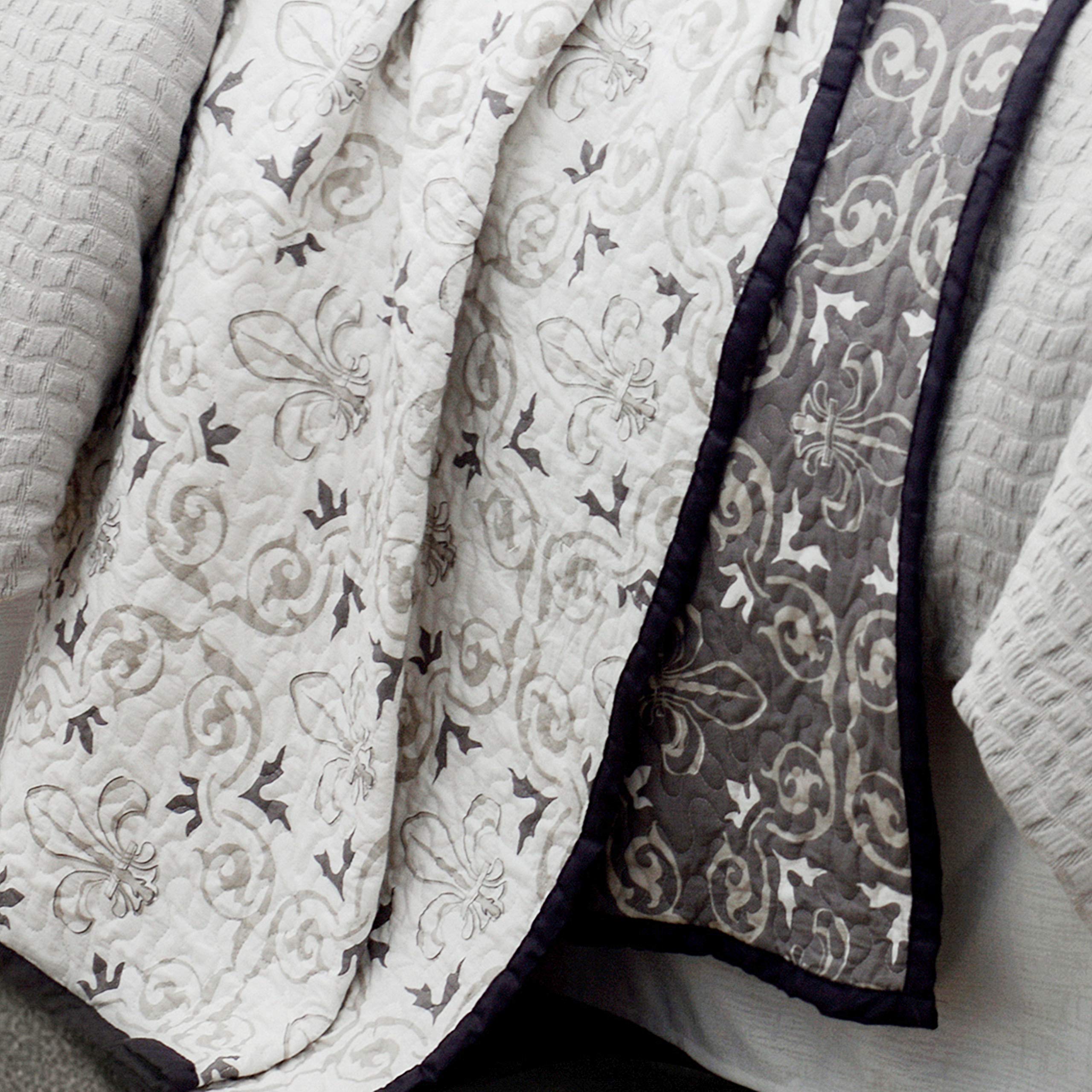 HiEnd Accents Fleur De Lis 2 Piece Quilt Set with Pillow Shams, Twin, Cotton Reversible Luxury Bedding, Lily Pattern Floral Romantic Style Bed Set, 1 Quilt, 1 Pillowcase