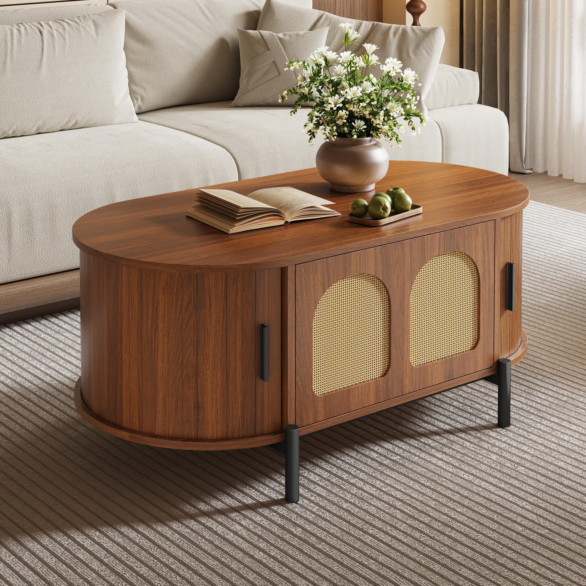 Merax Table basse en noyer avec espace de rangement, table de salon aspect bois avec portes coulissantes en rotin et pieds en métal, table d'appoint moderne pour salon, 100 x 50 x 40 cm (L x l x H)