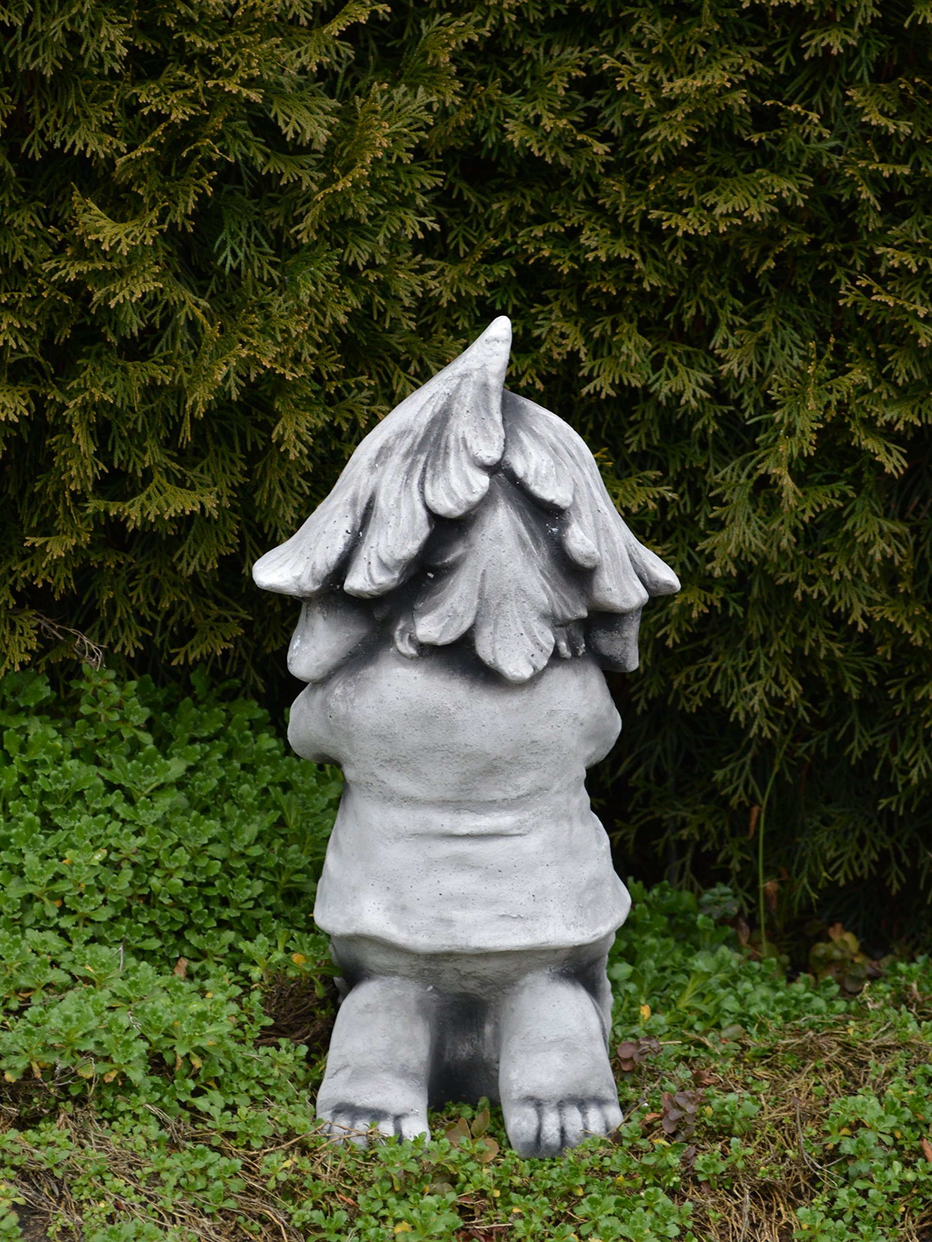 gartendekoparadies.de Gnom als Stiller Beobachter, Steinfigur Wichtel, H. 38 cm, 12 kg, Grau, frostsicher aus Steinguss für Außenbereich