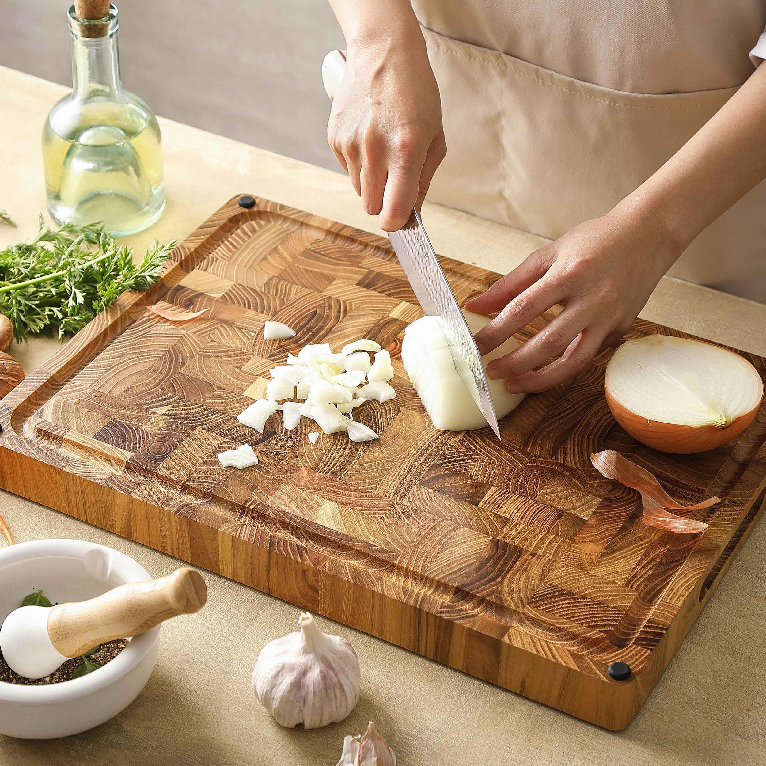 zayiko Teak Stirnholz Schneidebrett 43 × 30,5 × 3,5 cm | aus massivem Teakholz | mit beidseitiger Nutzung & Würfelmuster | für Fleisch, Gemüse, Brot & Käse | für Hobby- & Profiköche