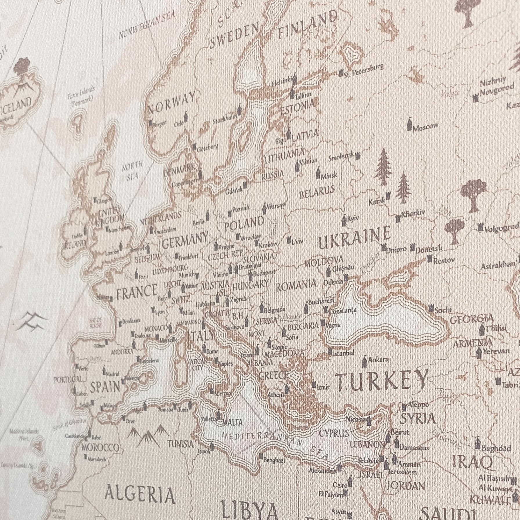 Mapa Mundi en tonos marrones - Impreso tela 370gr/m2 con textura/Lienzo - Mapamundi Tamaño 135x89,5cm - Mapa del Mundo Gigante con textos en inglés - Cuadro Mapa Mundi Pared Grande