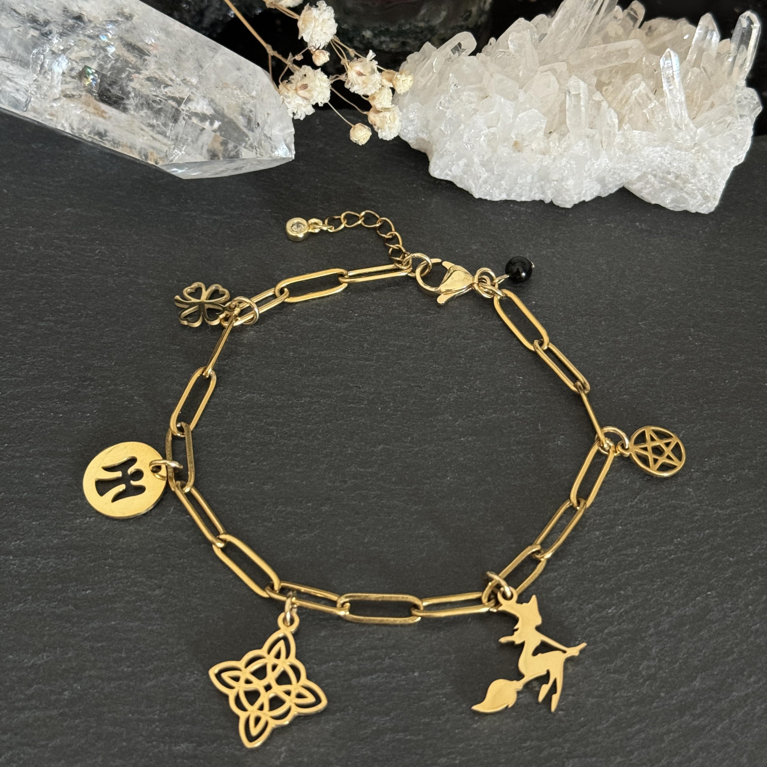 Simboliks Pulsera Protección Malas Energías - Acero Inoxidable Dorado con Ónix - Amuleto Bruja: Nudo de Bruja, Pentáculo, Ángel de la Guarda, Trébol de la Suerte - Contra Mal de Ojo y Hechizos
