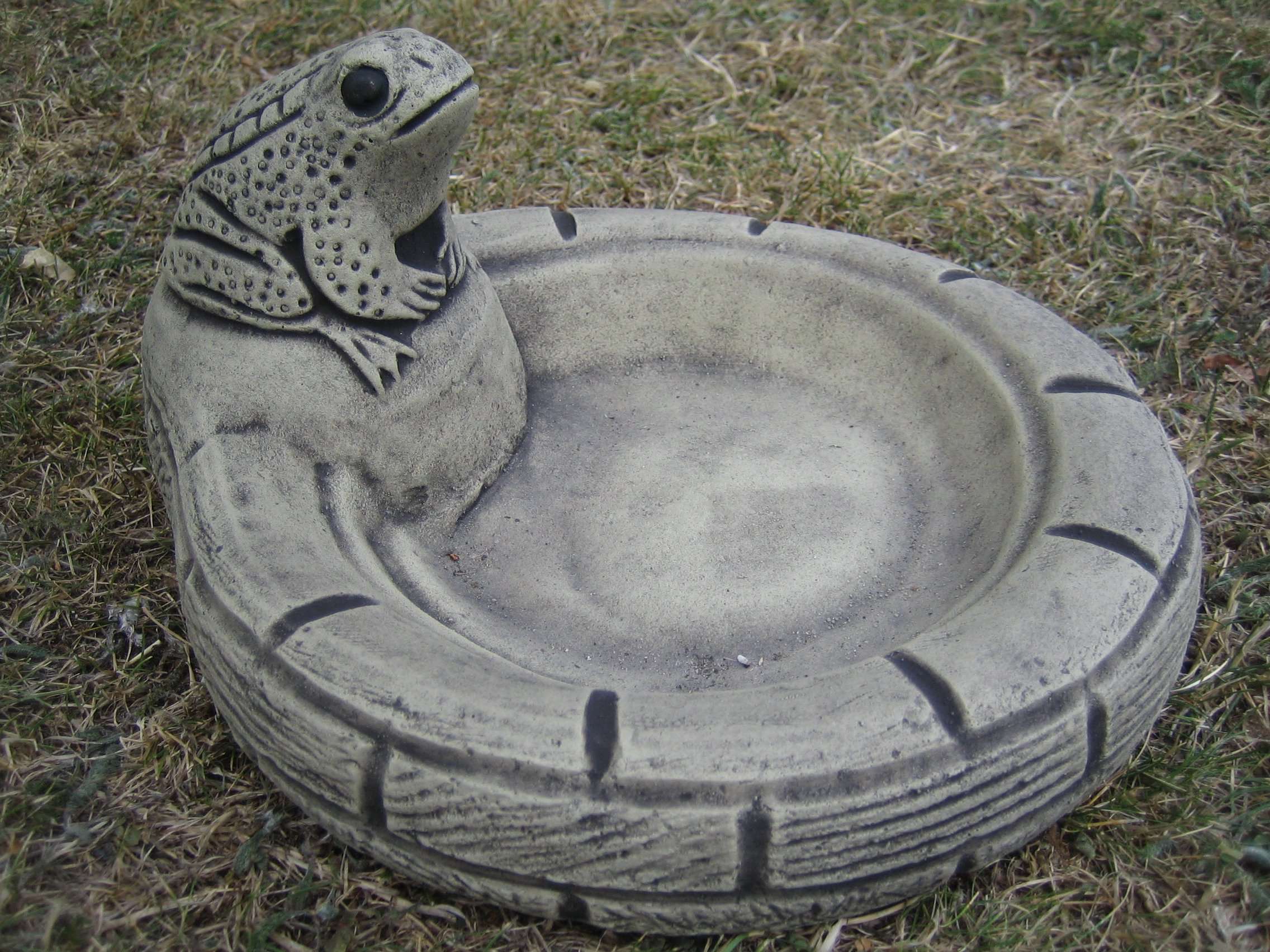 Frog bowl bird bath drinker stone garden ornament