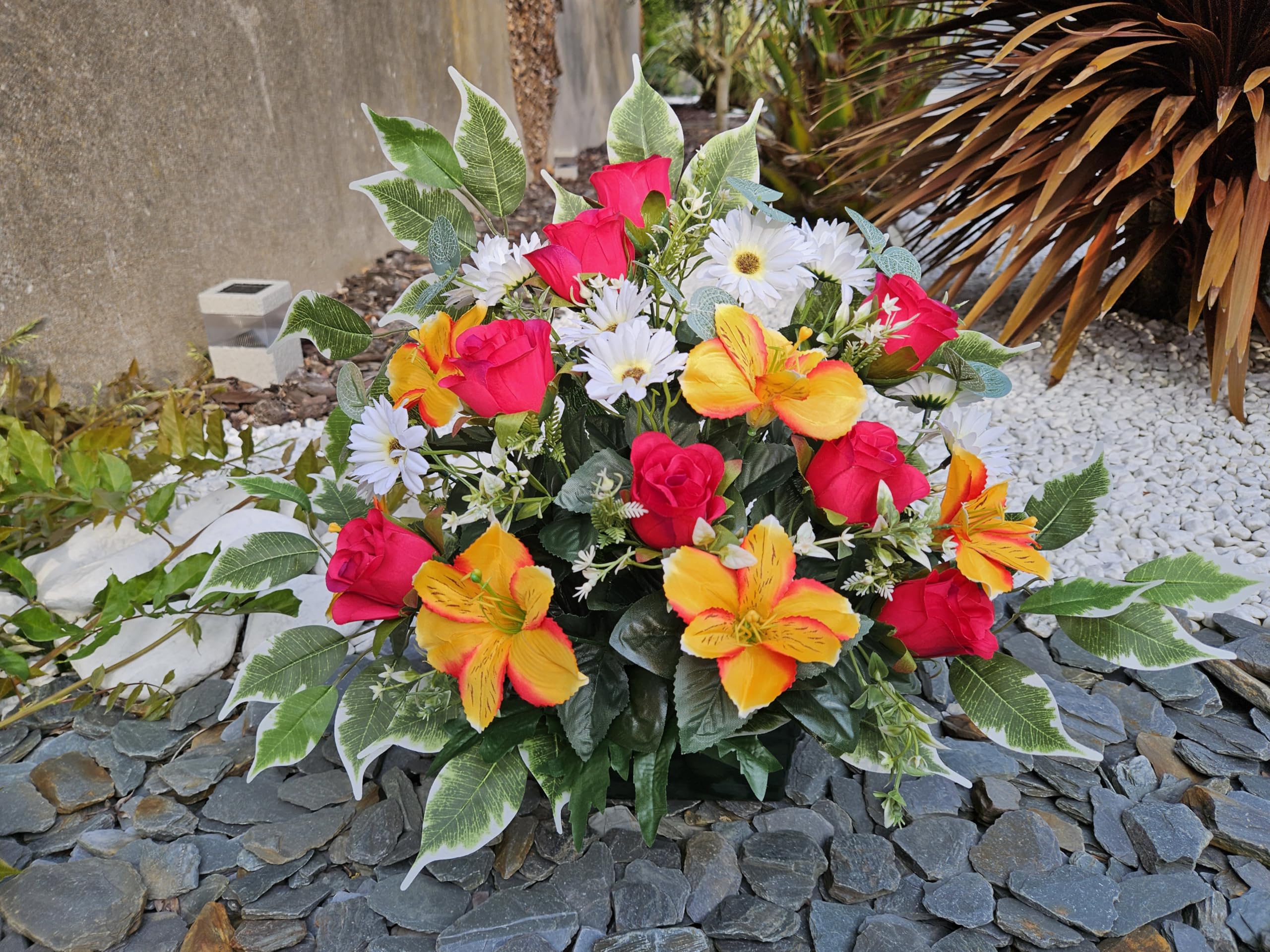 Composition de Fleurs artificielles, lesté Totalement Ciment en jardinière, pour cimetière. Réalisé par nos Soins, Produit apprécié dans nos Villes, Fleurs de très Bonne qualité.