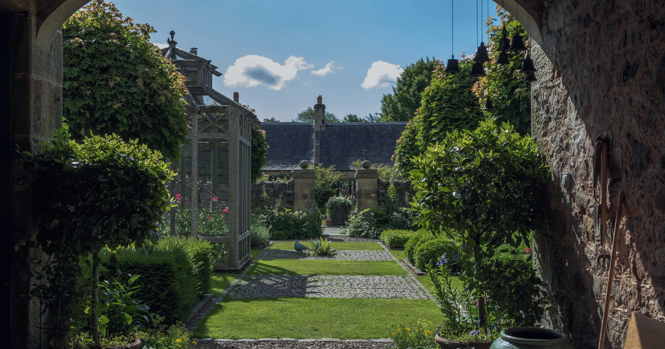 British Gardens: The Instant Sunday Times Bestseller (BBC Books)