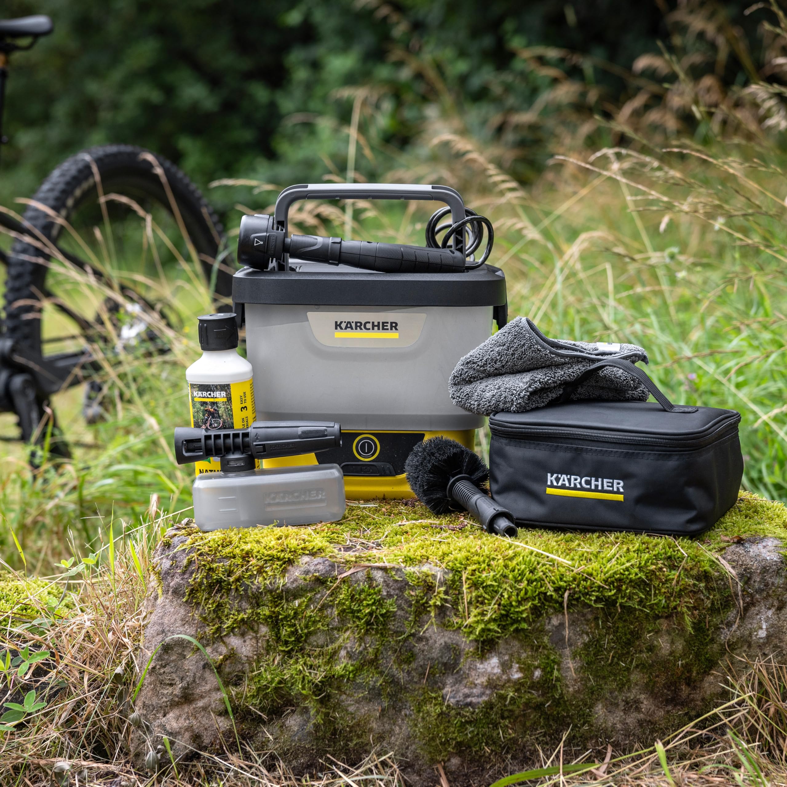 Kärcher Limpiador exterior móvil OC 4 Bike Kit, Caudal: 2 l/min, Peso: 3,1 kg, depósito de agua: 8 L, batería de iones de litio, manguera en espiral, filtro de unidad, cepillo universal, Multi Jet 4