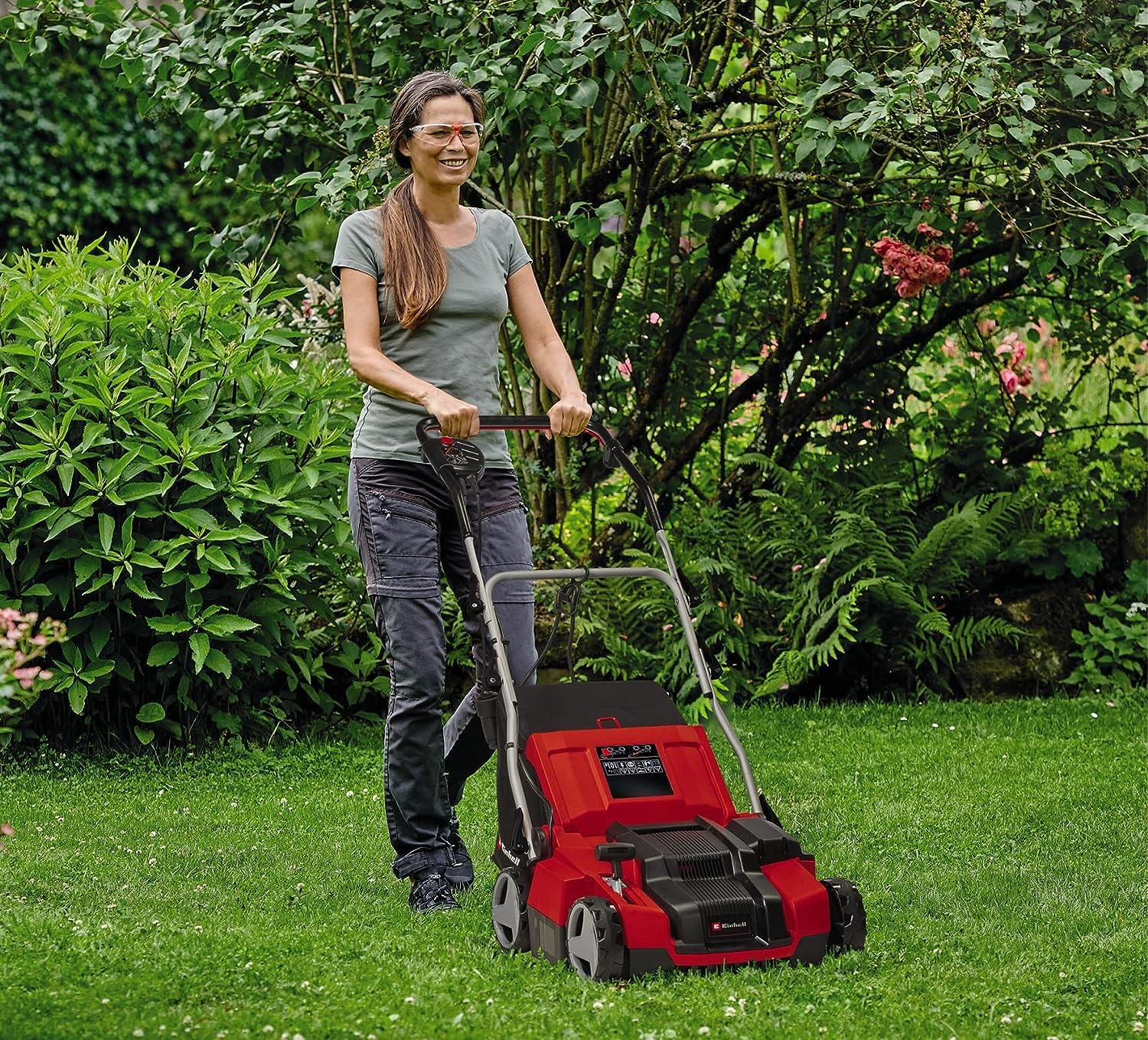 Einhell Scarificateur-aérateur électrique GE-SA 1435/1 (1 400 W, Largeur de Travail 35 cm, Profondeur réglable sur 4 Niveaux, bac collecteur 28 L)