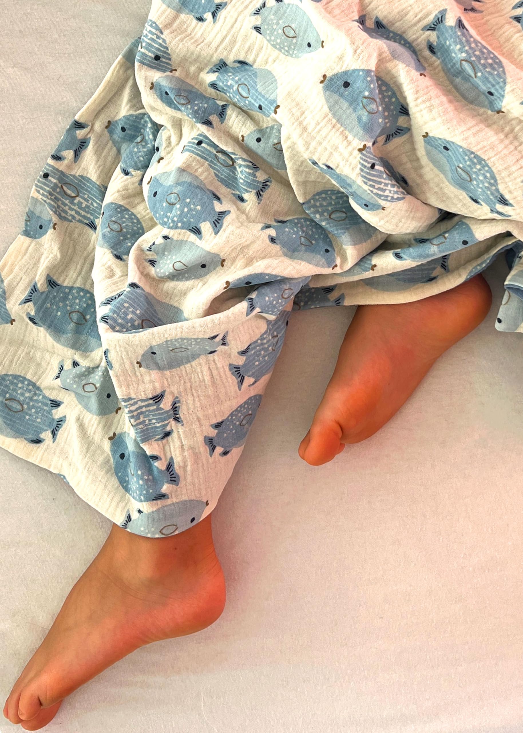 Blausberg Baby - Musselin Decke aus Baumwolle, Material Oeko-Tex 100 Zertifiziert – Weiche Babydecke, Krabbeldecke Sommerdecke, Überdecke, Schlafdecke (Blau Fisch, 130x200 cm)