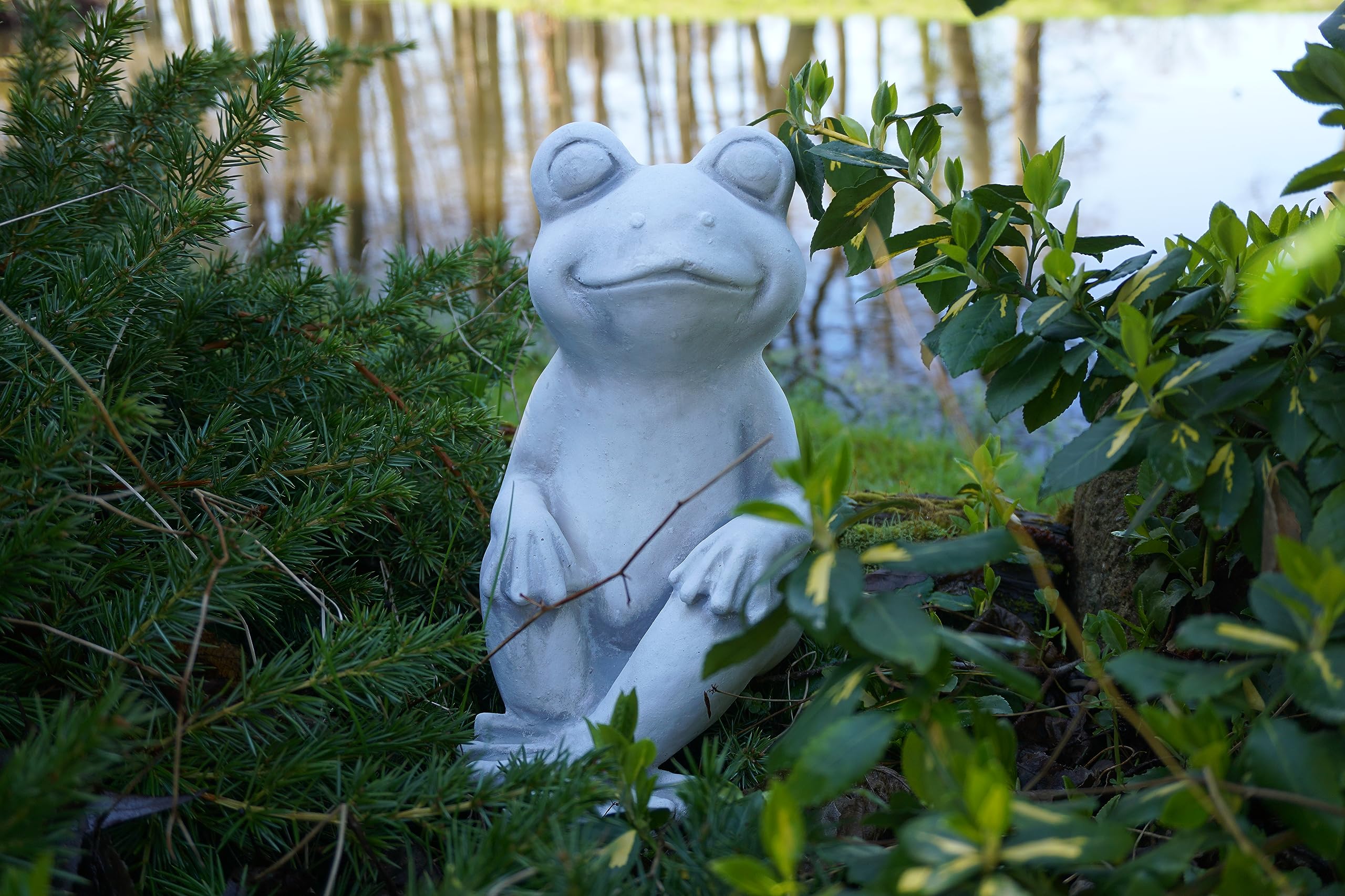 gartendekoparadies.de Froggi – der Glückliche Frosch, Steinfigur aus Steinguss, Grau, Frostsicher, H. 29 cm, 11 kg, für Außenbereich (Froggi)