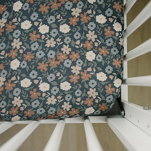 Vista 15 de Sábana de cuna de muselina Autumn Bloom de Mebie Baby, sábanas suaves y transpirables para bebés, ropa de cama moderna y neutral para cunas, sábana
