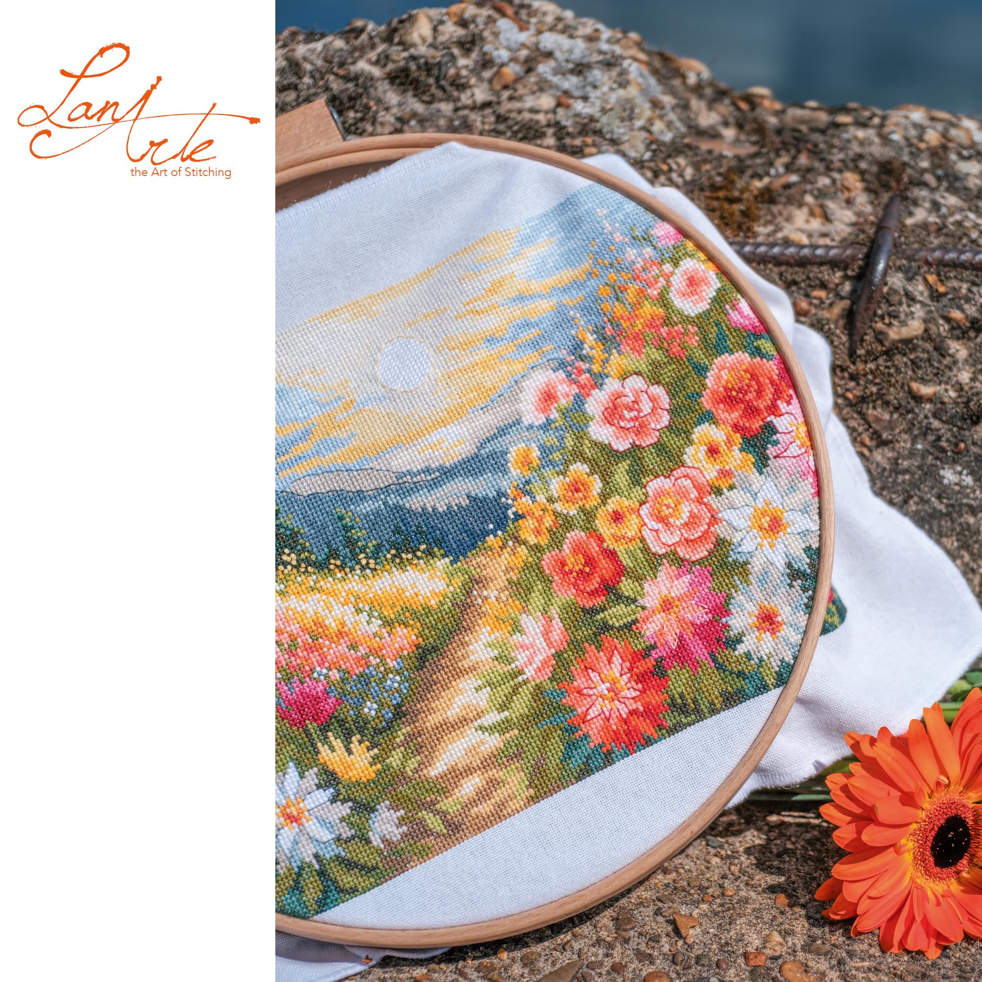 Lanarte Kreuzstich Stickpackungen Gezählter Kreuzstichbilder Set BUNTER WEG Wanddekoration Handarbeit Set für Erwachsene ca. 38 x 21 cm DIY Deko Bastelset Handwerker Kreative Geschenkset