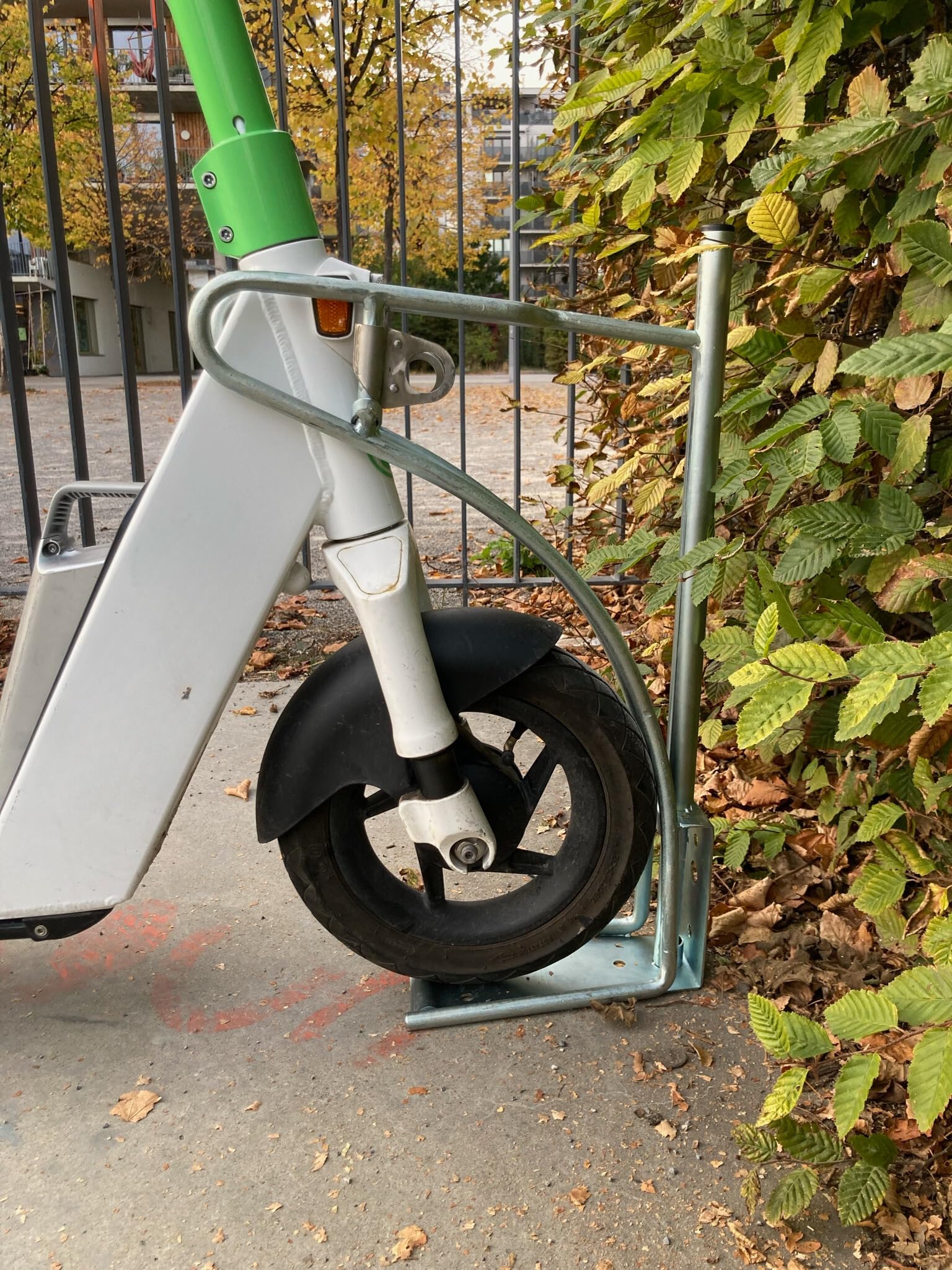 Cledo - Patinete y soporte para bicicletas. Un aparcamiento para todos. El primer elemento de estacionamiento donde se pueden aparcar patinetes, e-Scooter y bicicletas por igual