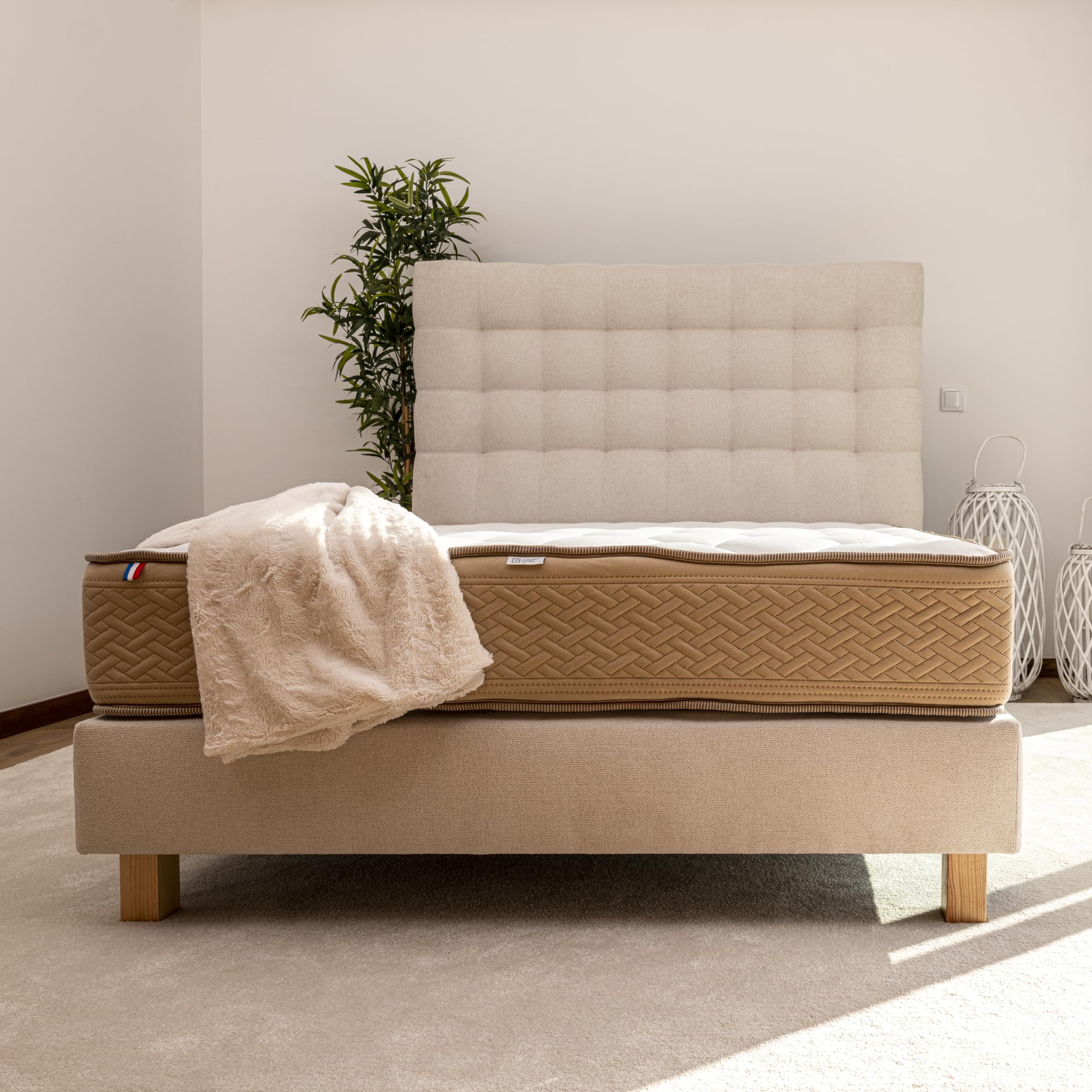 Luxury Literie Tête de lit Versailles Beige 160x122, Gamme Prestige Hôtel, capitonnée, est composée d’Un Tissus de qualité supérieure.