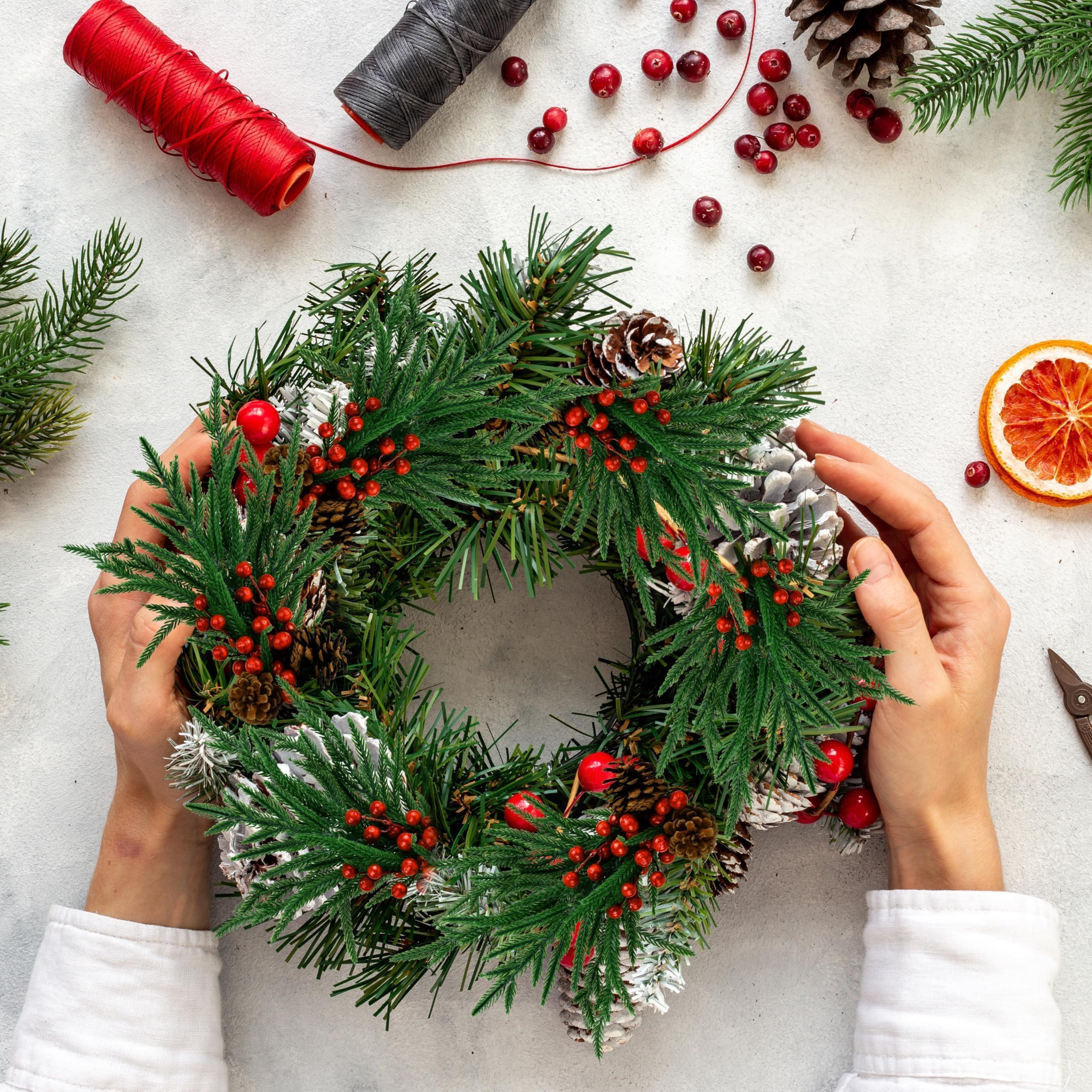 Künstliche Norfolk-Tannenzweige, künstliche grüne Tannenspieße mit roten Beerenstielen und Tannenzapfen, künstliche Tannenzapfen, Zweige für Weihnachten, drinnen und draußen, Heimdekoration, 6 Stück