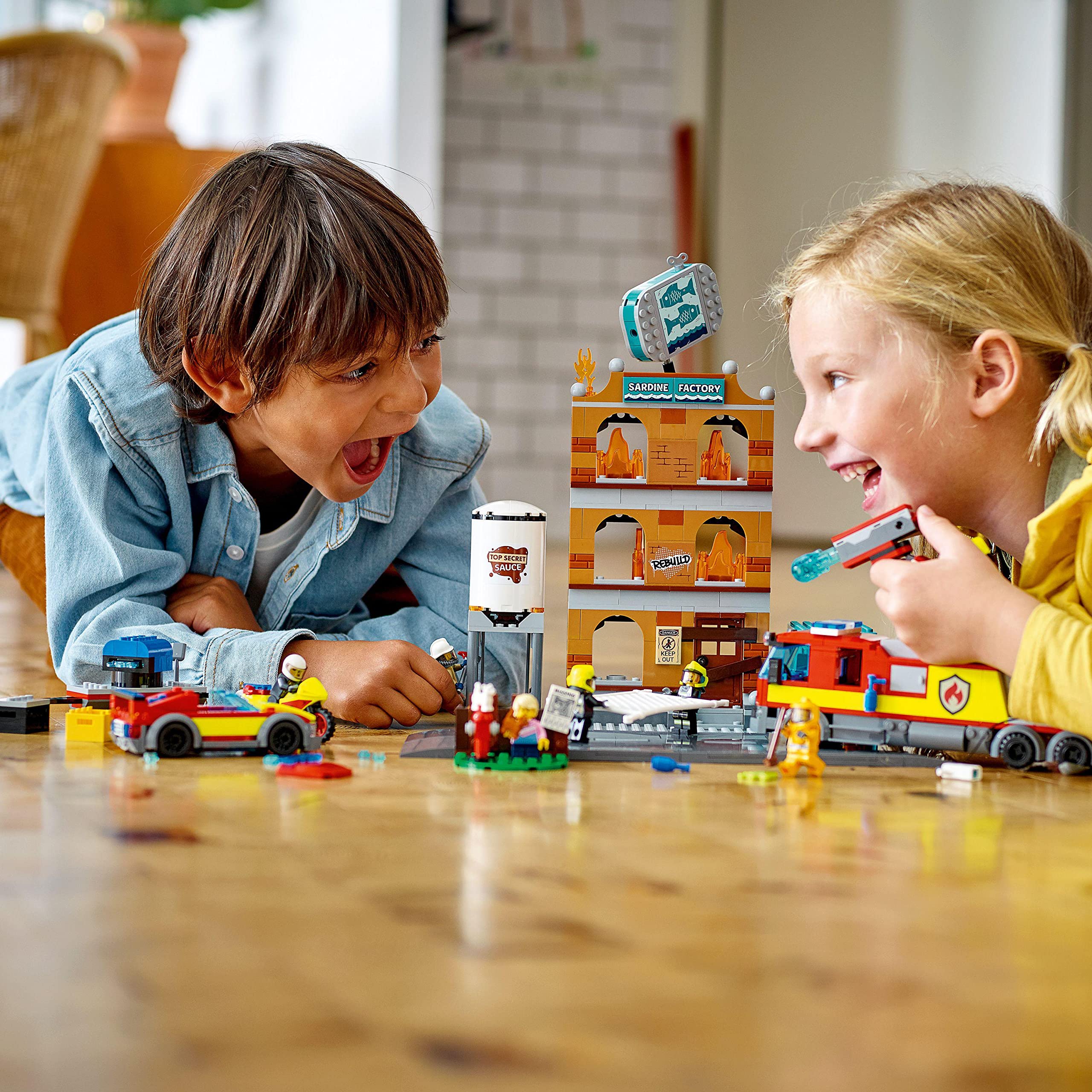 Lego 60321 City Fire Feuerwehr-Brigade Spielzeug, LKW, Motorrad und Anhänger, mit Hundefigur, Jungen und Mädchen, ab 7 Jahren